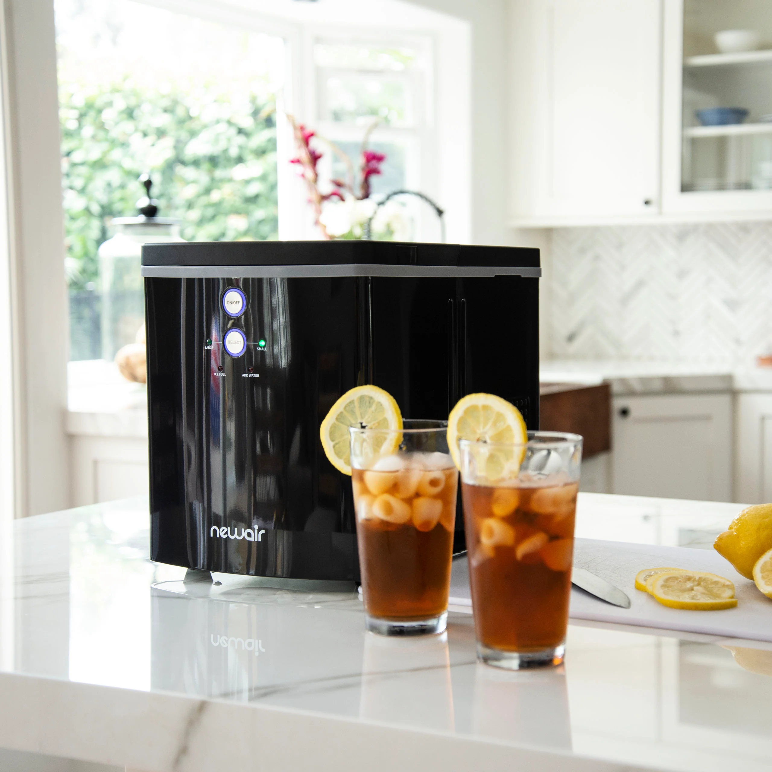 2025 Newair? IJsblokjesmachine voor op het aanrecht. Bullet Ice, 15 kg/dag �C Zwart