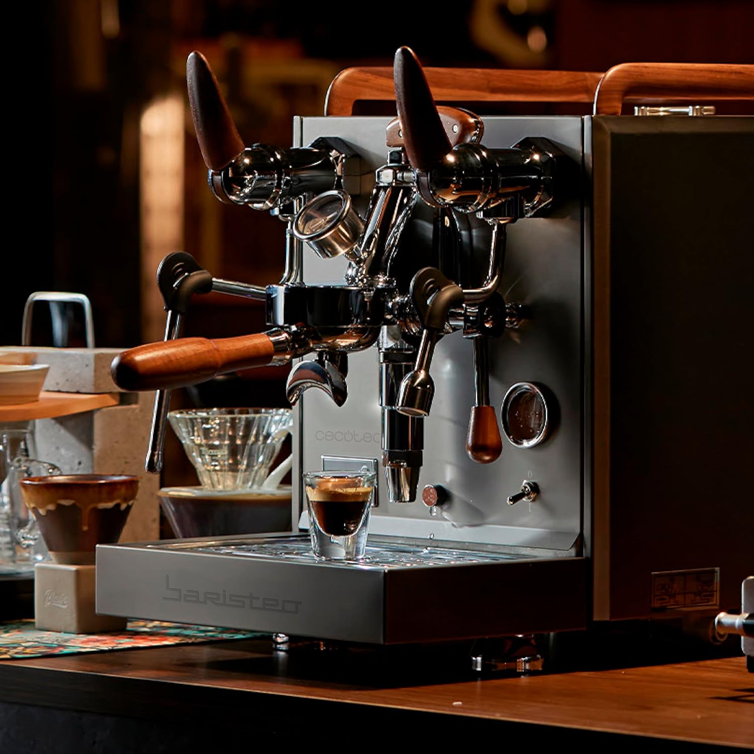 Cecotec Espresso-Kaffeemaschine Barista Baristeo Intima, professionelle Barista-Espressomaschine, Vorbrüh-System, 15 Bar Pumpe, einfaches Befüllen, 1,7L Wassertank und Tassenwärmer