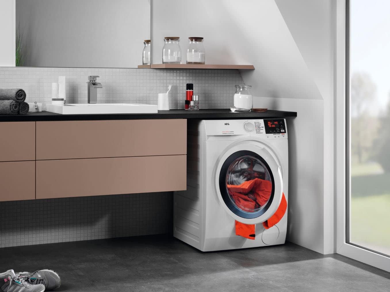 AEG L7WBA60680 Waschtrockner / DualSense - schonende Pflege / 8 kg Waschen / 5 kg Trocknen / D / energiesparend / Mengenautomatik / Nachlegefunktion / ProSteam - Auffrischfunktion / 1600 U/min
