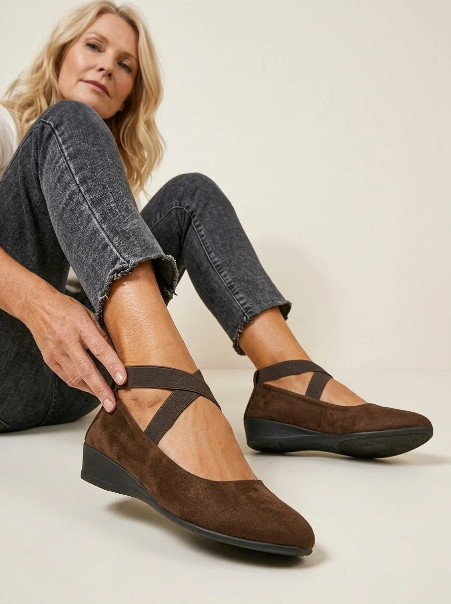 Damen Keilsandaletten mit Keilabsatz | Bequeme Slipper in Wildleder-Optik | Klassische Wedges f��r Alltag und B��ro