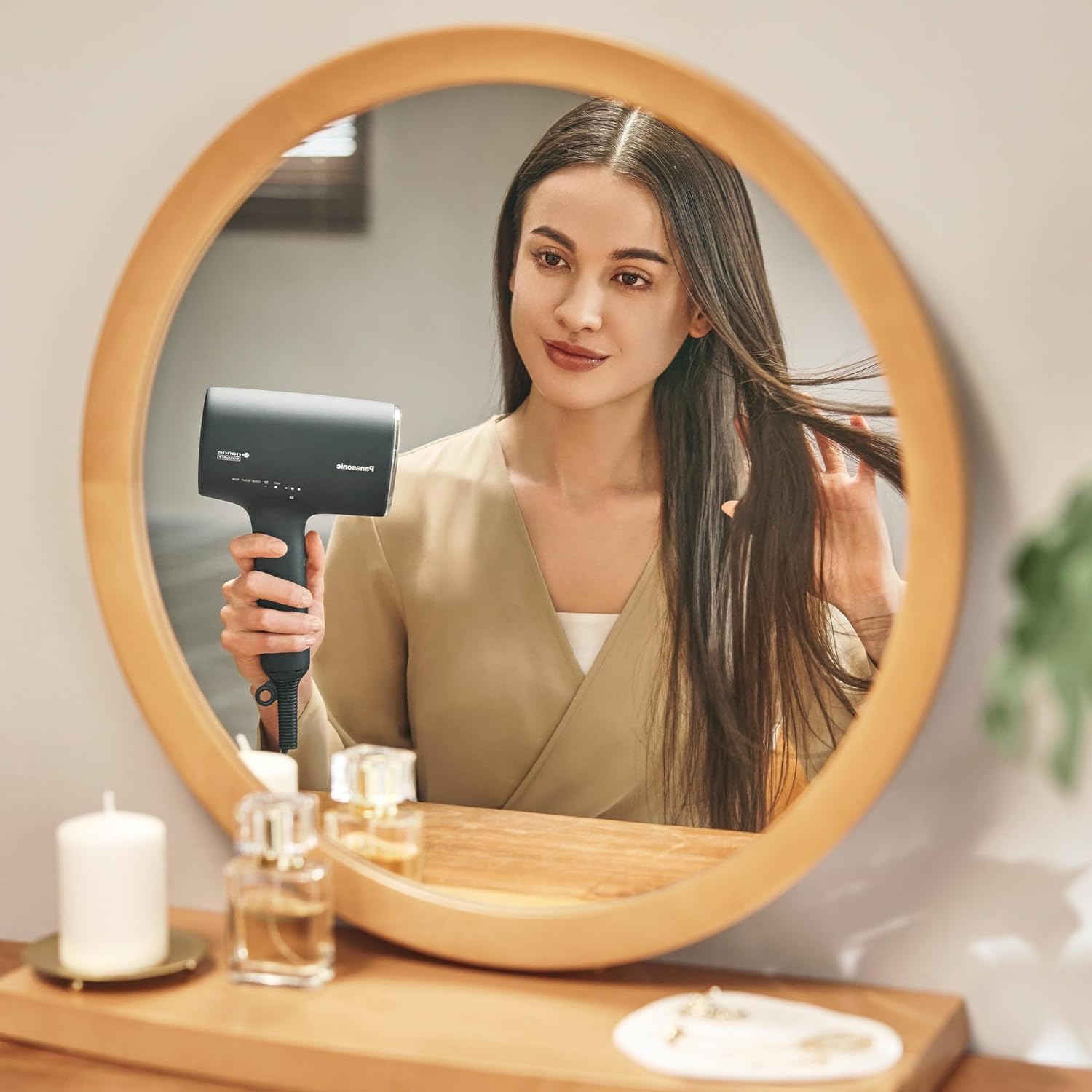 Panasonic EH-NA0J-N825 nanoe™ MOISTURE+ & Mineral Haartrockner, If Design Award, Diffusor & Konzentratordüse, Heiß- & Kalt-Wechselmodus, Pflege für Haut, Kopfhaut & Haarspitzen, 1600 W, Schwarz