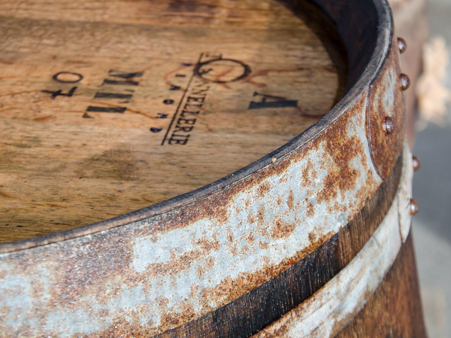 Temesso Stehtisch Tisch aus gebrauchtem Holzfass Weinfass, Fass, Barrique Tisch aus Eiche Holz rustikal 225 Liter (rustikal geölt)