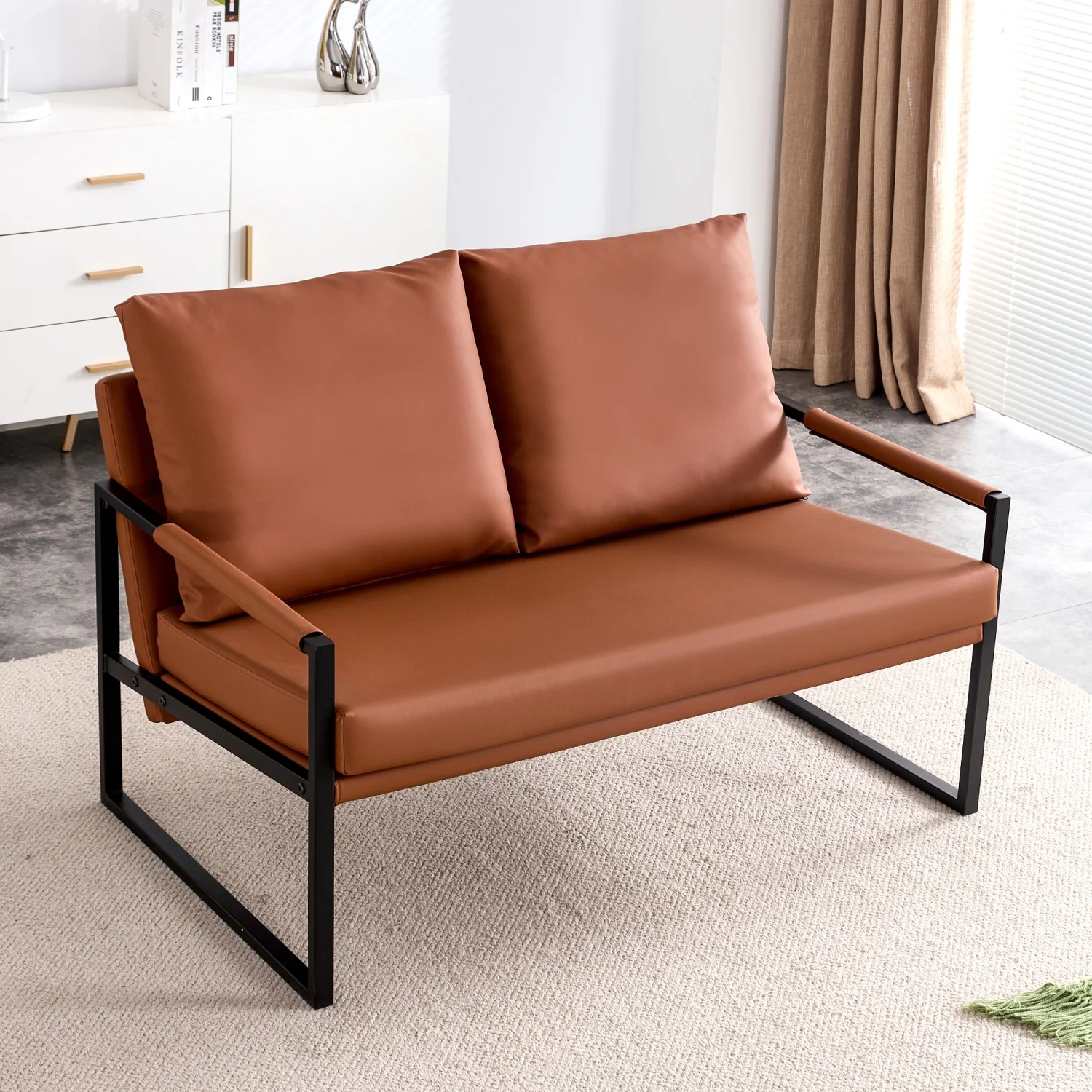 Moderne tweezitsbank met 2 kussens �C Kunstleer, schuim met hoge dichtheid, zwart gelakte metalen frame. Kleur: bruin