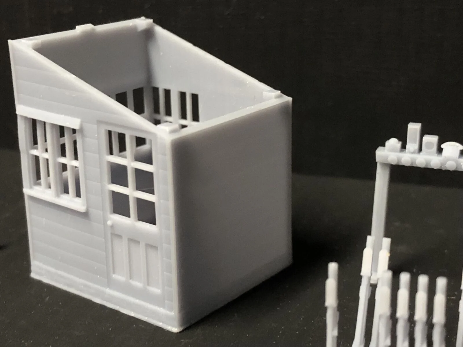 Ground Signal Box Hut with levers and glazing SDR  - OO9/OO/HO