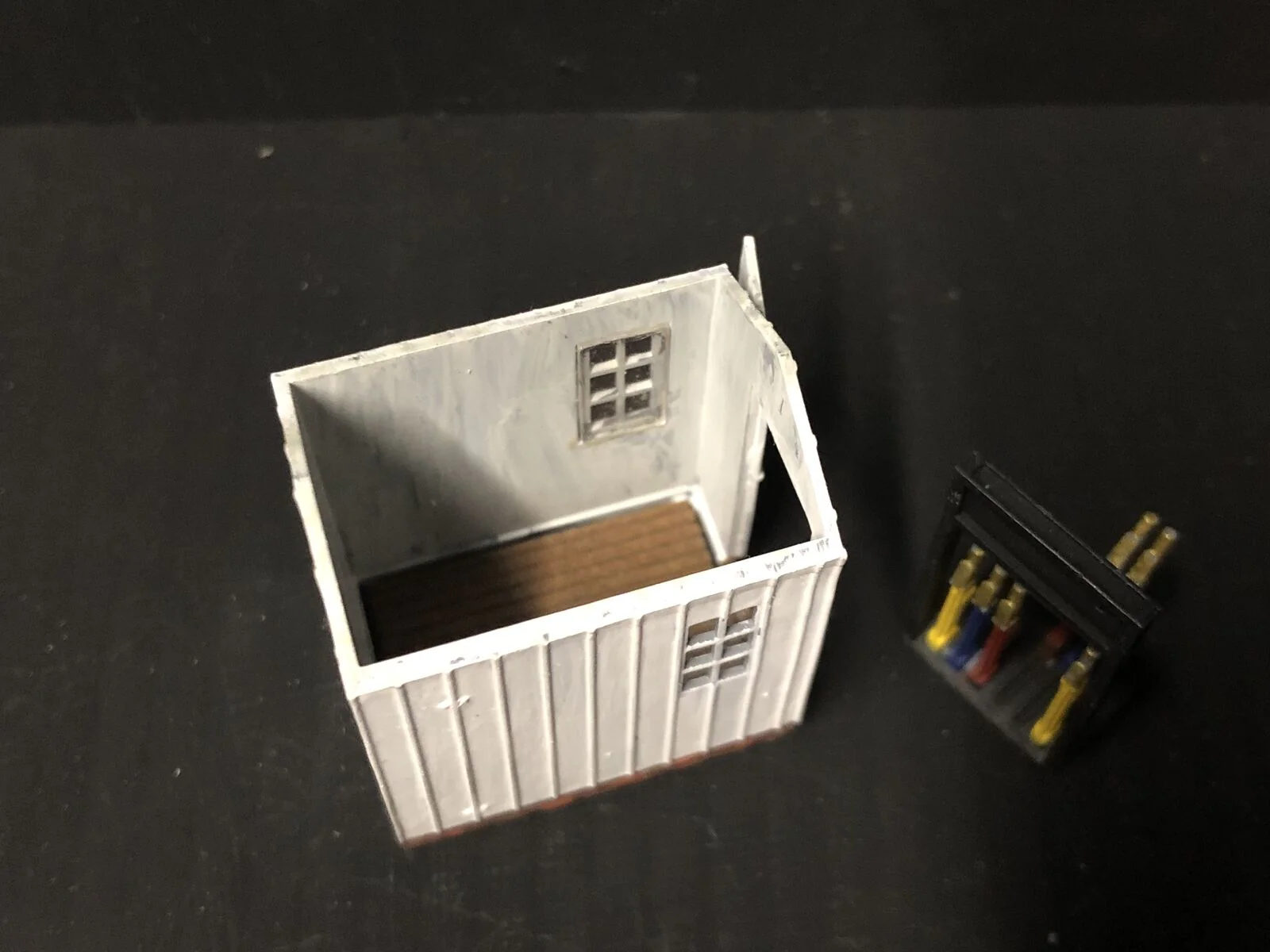 Porthmadog signal mans Hut with levers and glazing - OO9/OO/HO