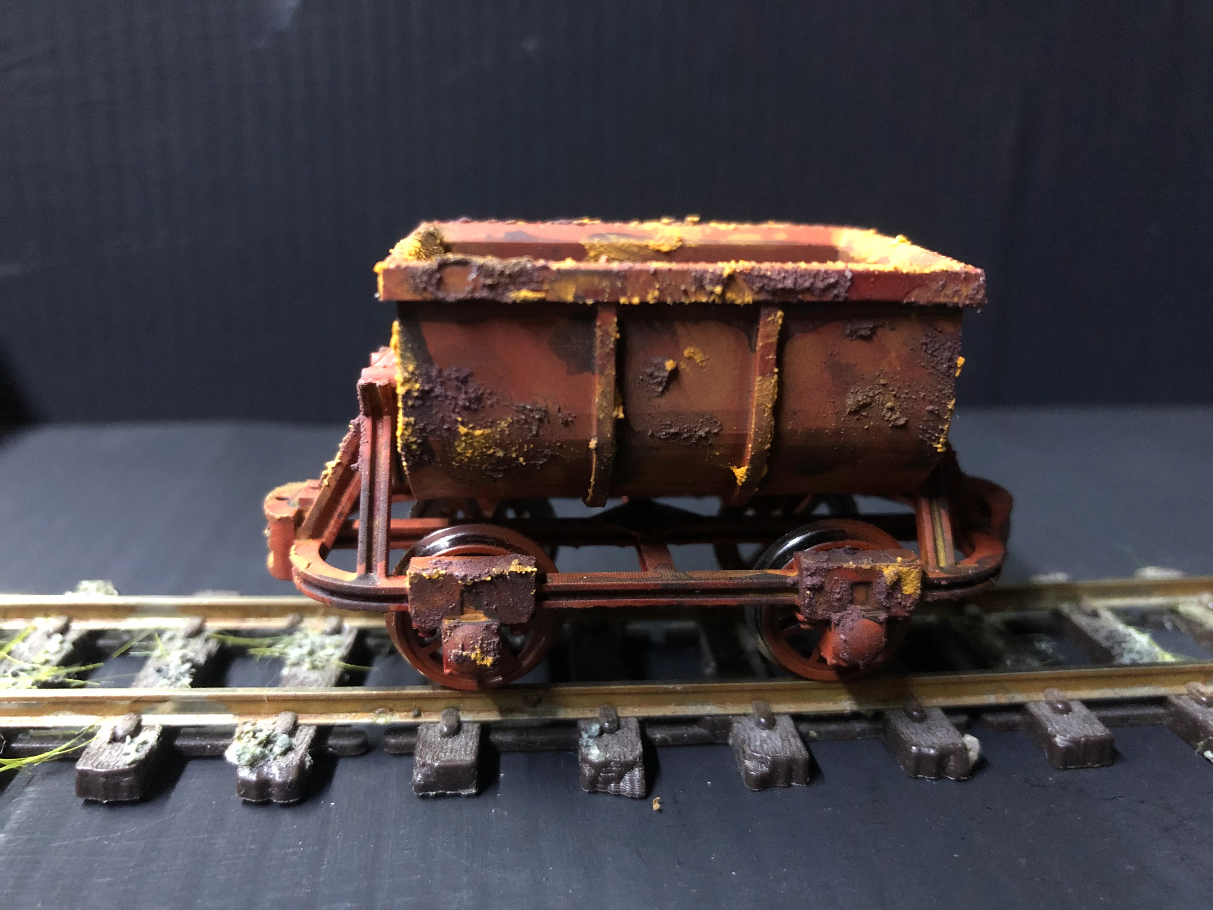Gn15 Narrow Gauge Three Unpainted Ore Tipper Wagons with wheels