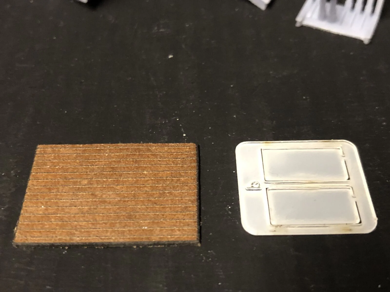 Porthmadog signal mans Hut with levers and glazing - OO9/OO/HO