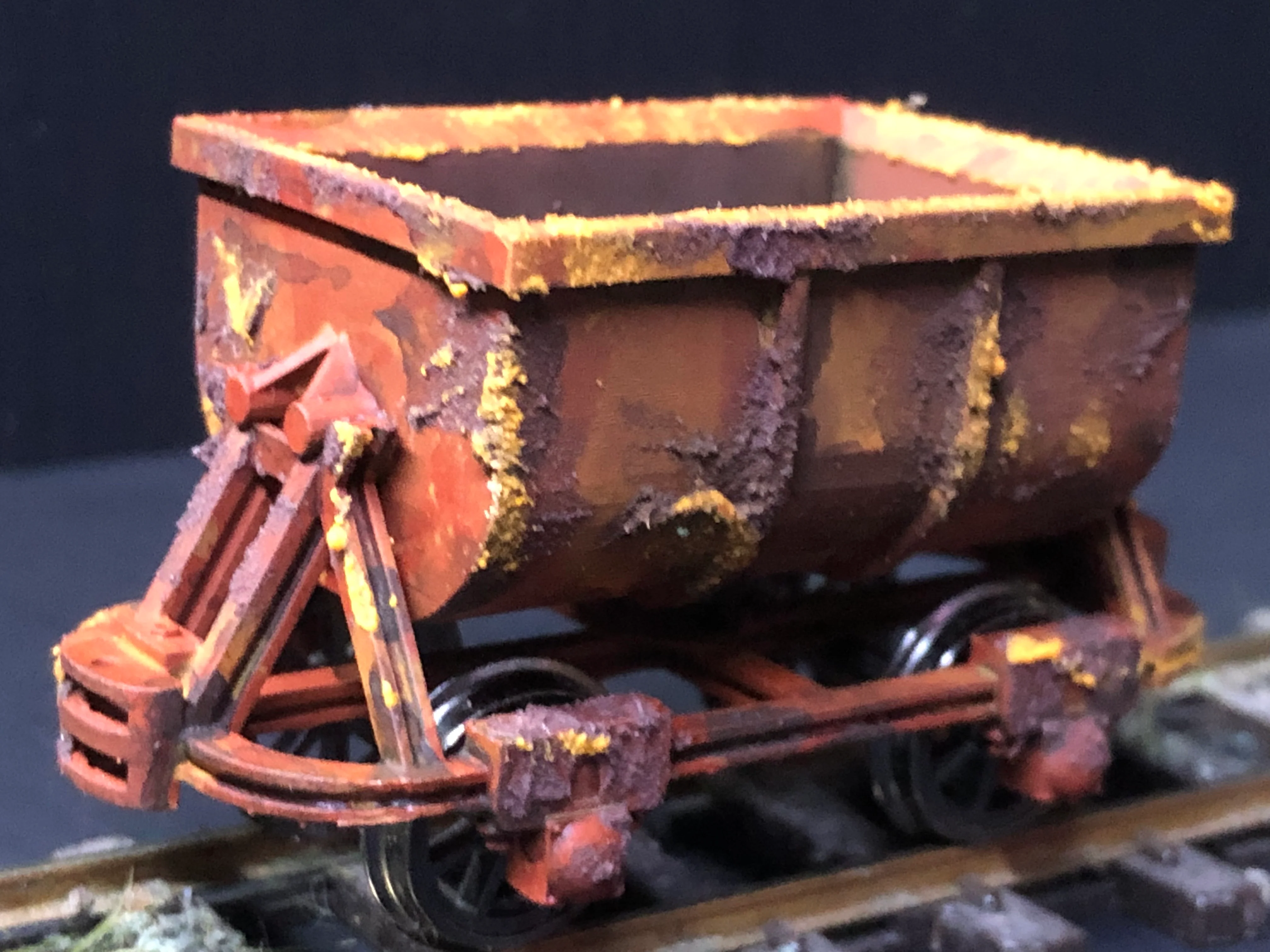 Gn15 Narrow Gauge Three Unpainted Ore Tipper Wagons with wheels