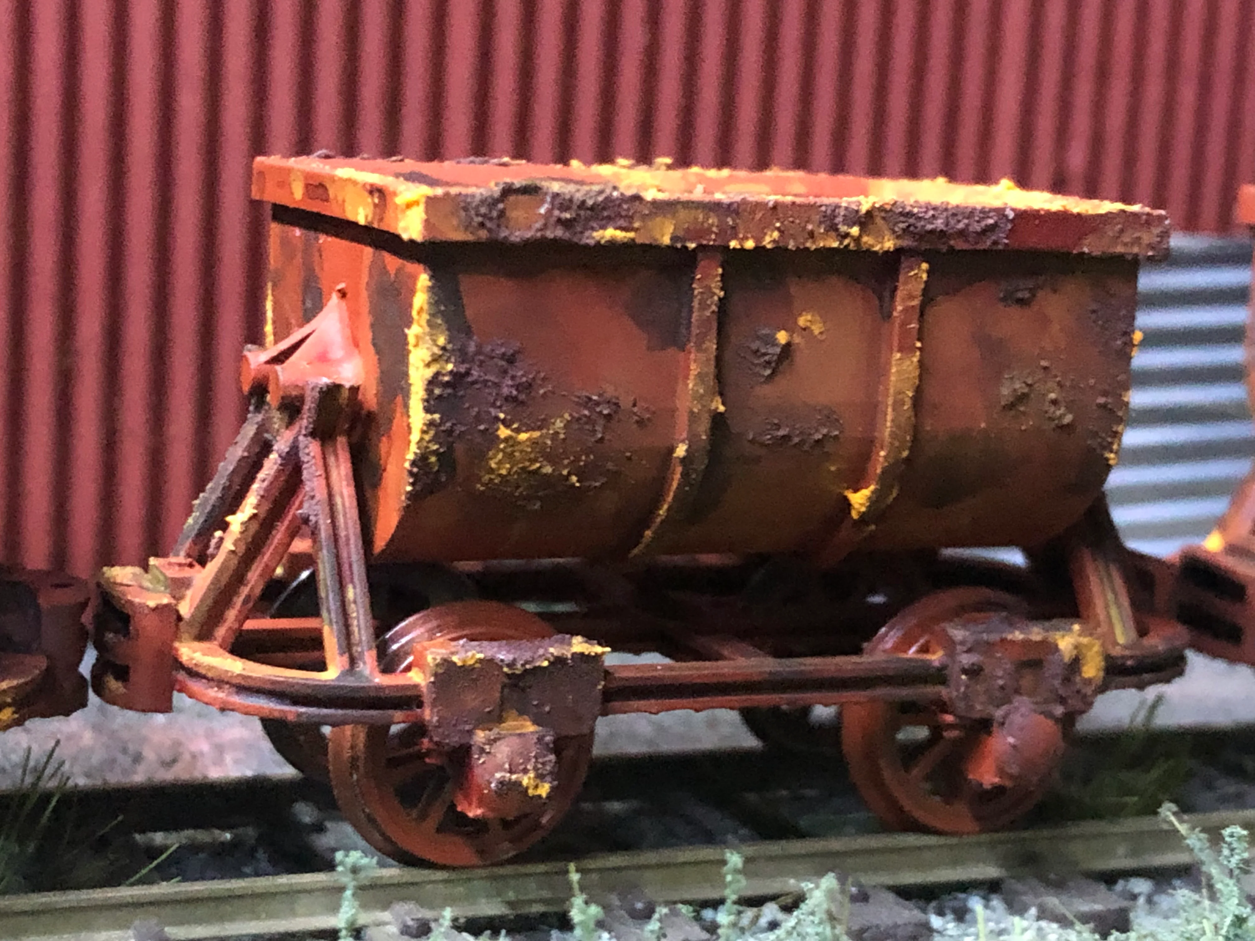 Gn15 Narrow Gauge Three Unpainted Ore Tipper Wagons with wheels