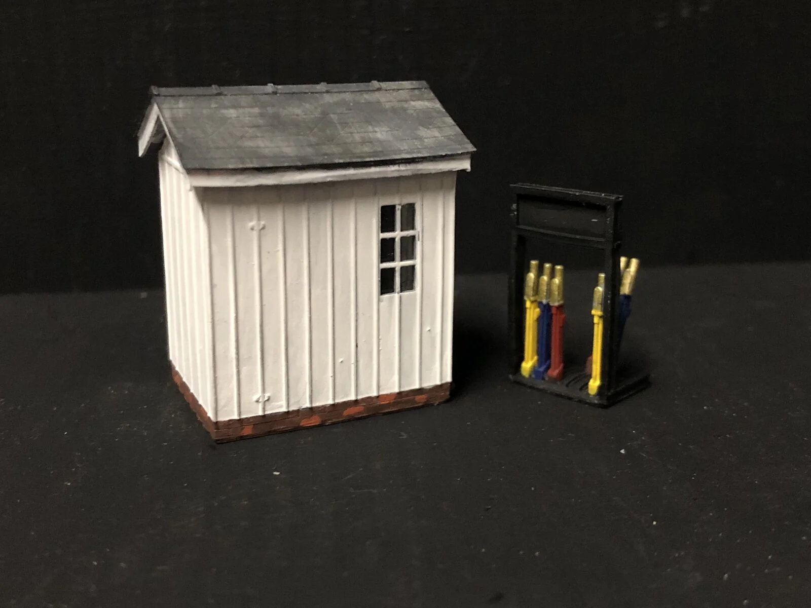 Porthmadog signal mans Hut with levers and glazing - OO9/OO/HO