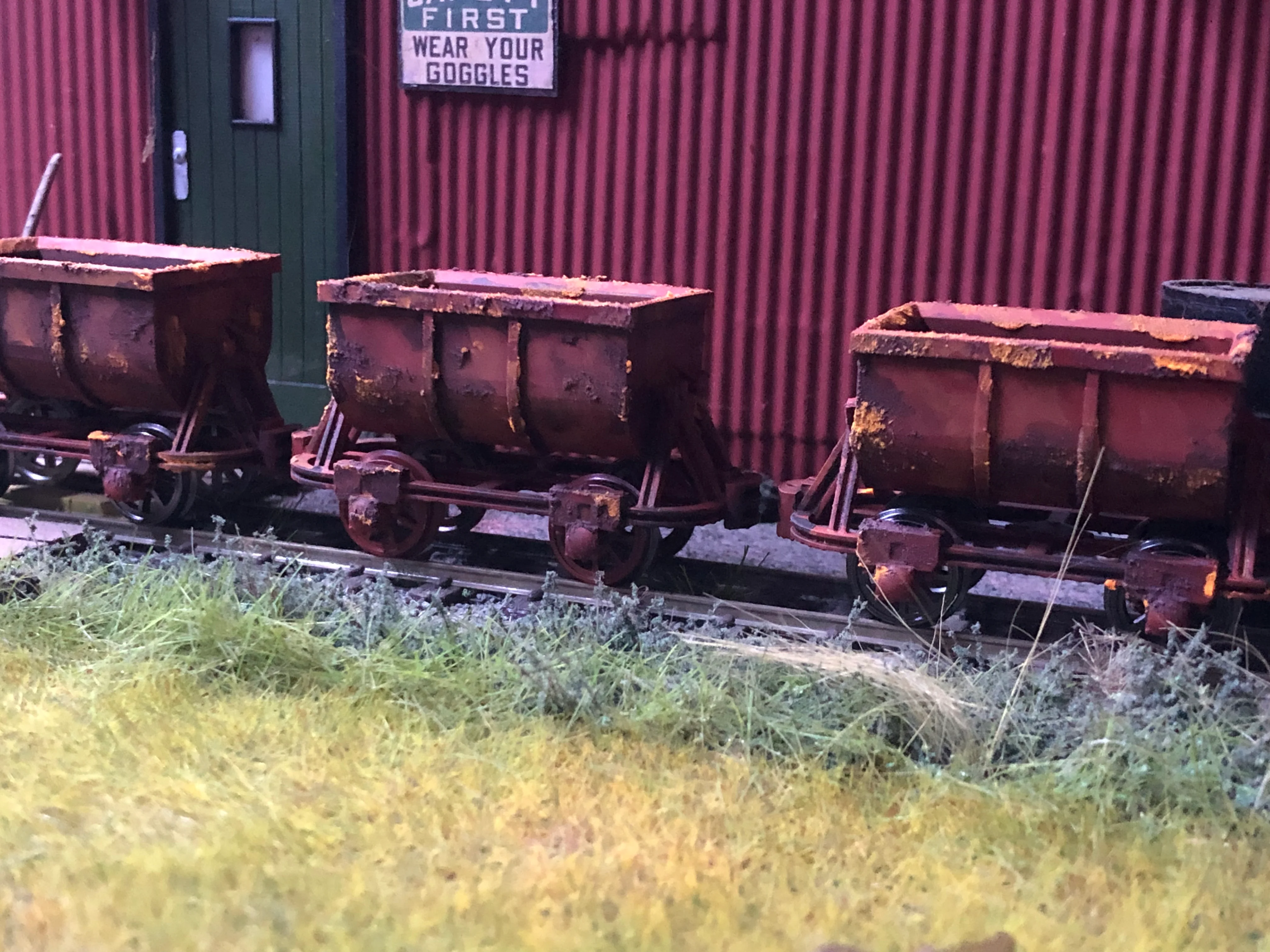 Gn15 Narrow Gauge Three Unpainted Ore Tipper Wagons with wheels