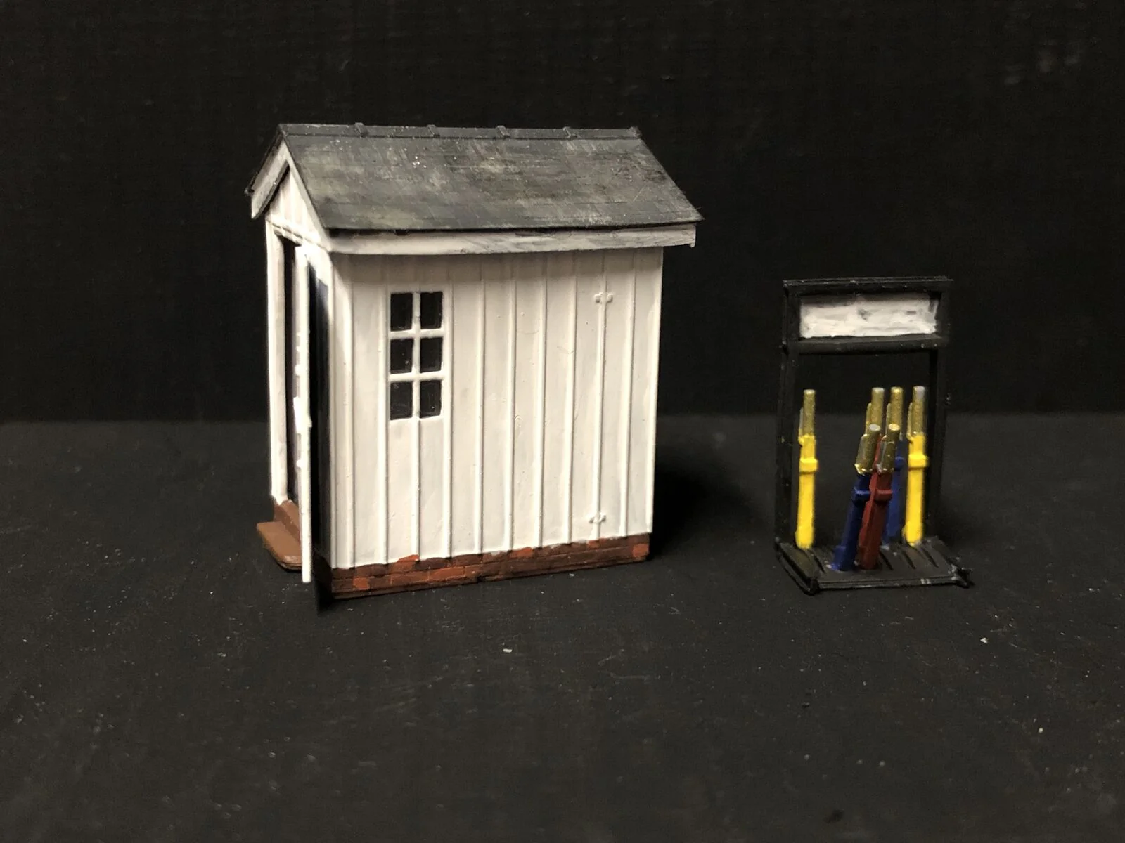 Porthmadog signal mans Hut with levers and glazing - OO9/OO/HO