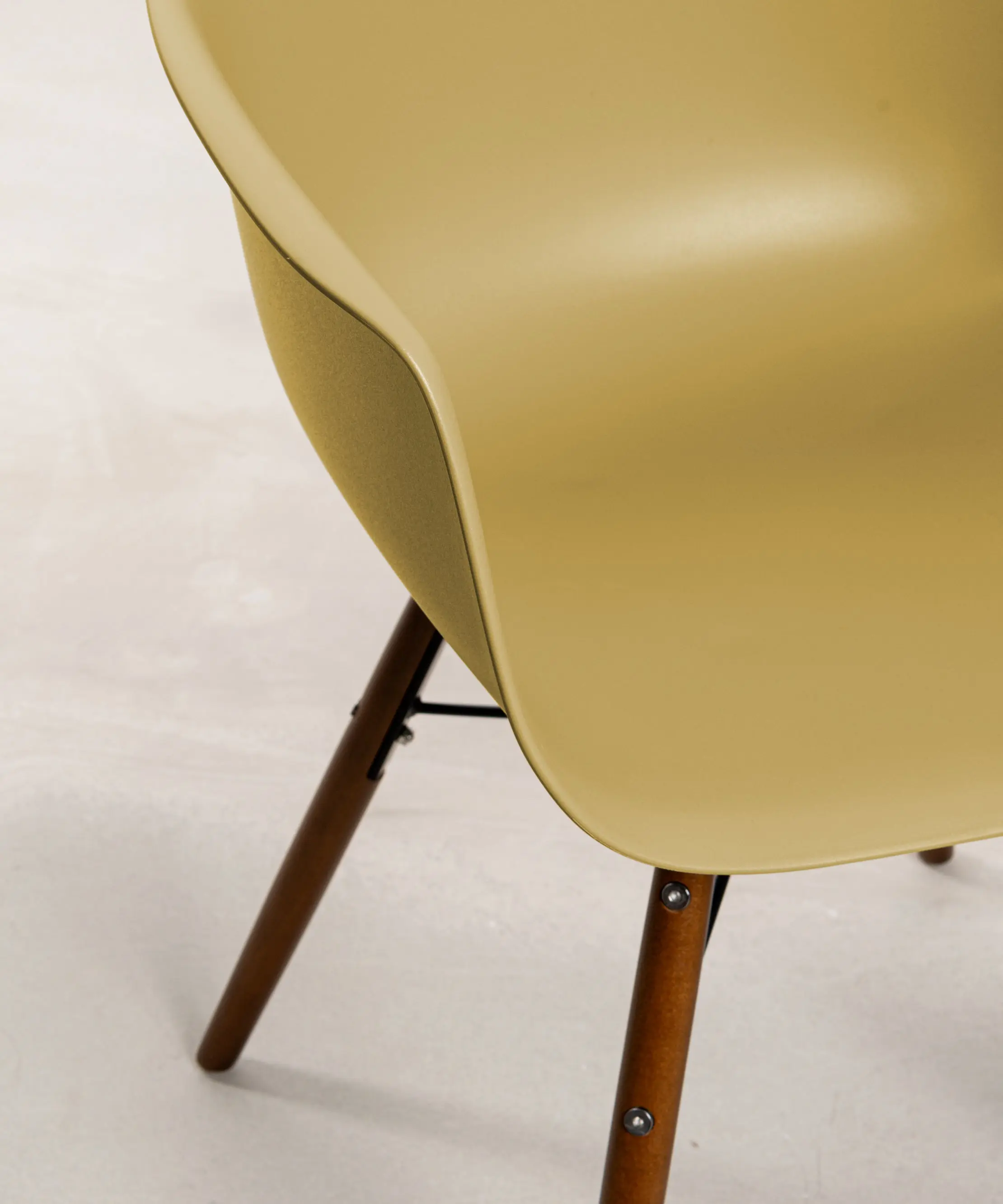 Silla de Polipropileno y Madera Elon Arms