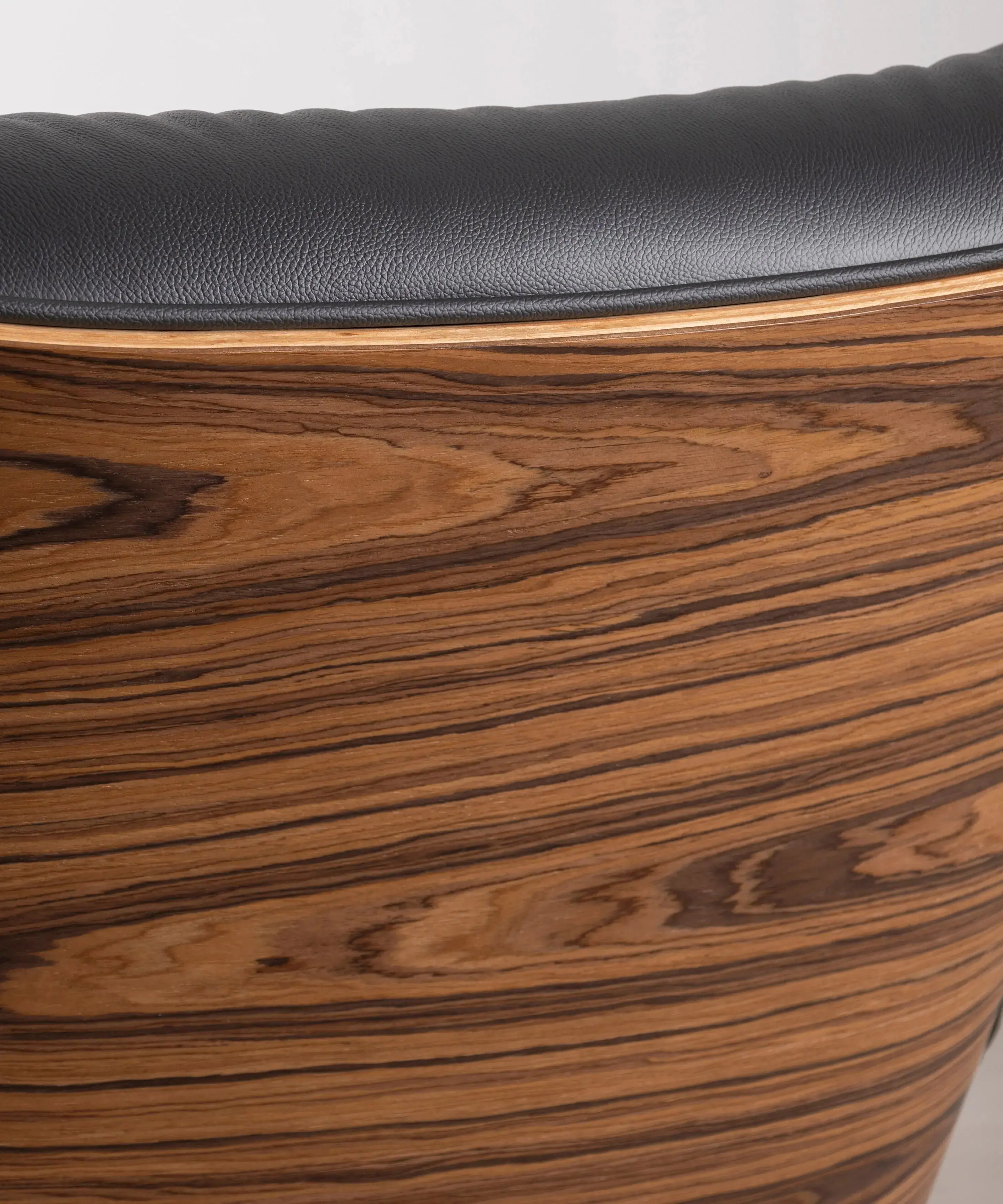 Sillón en Madera Tapizado en Piel con Reposapiés Magnum