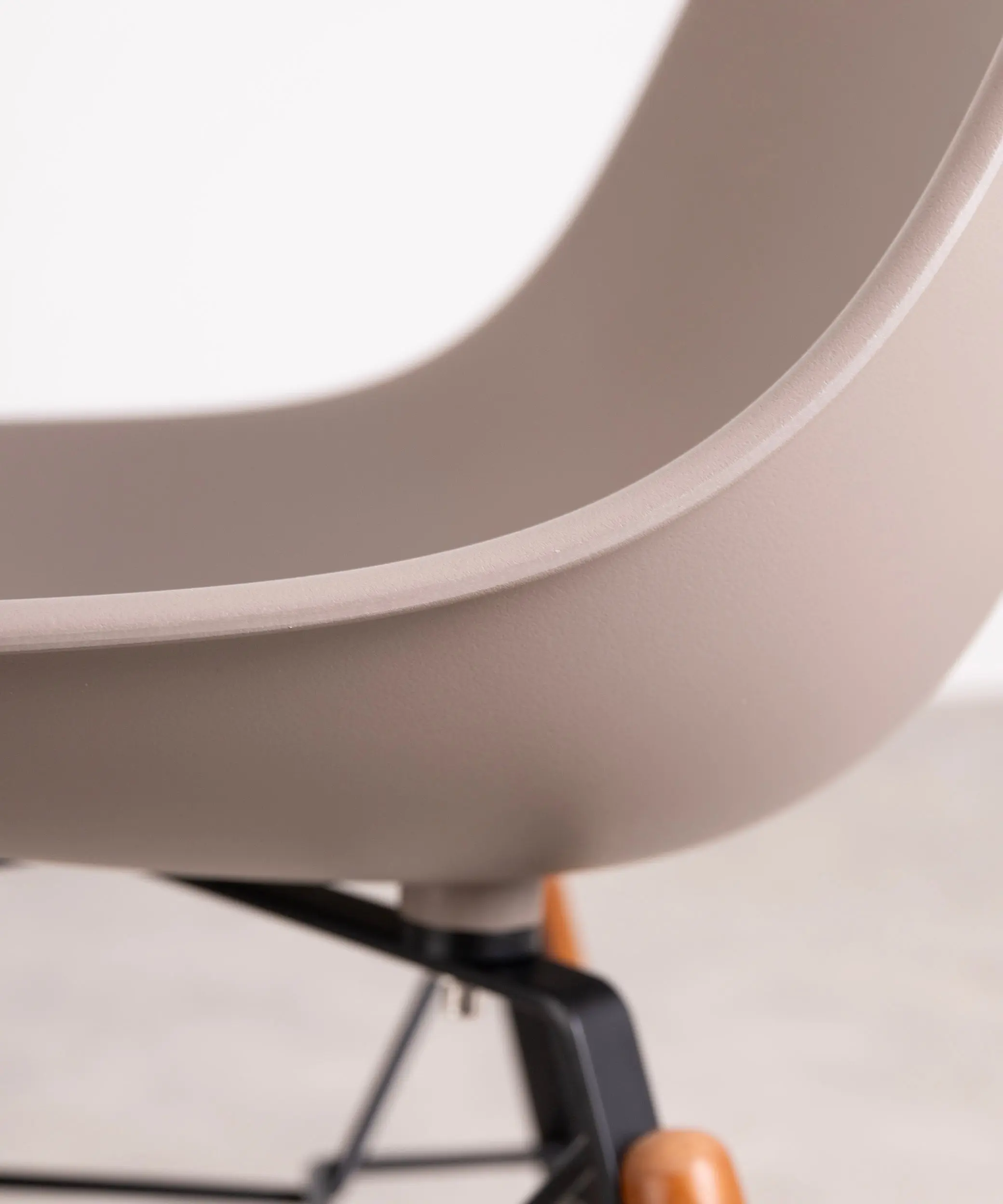 Silla de Polipropileno y Madera Elon