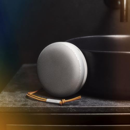 Bang & Olufsen Beosound A1 (2a Generazione)   Speaker Bluetooth Portatile Premium Impermeabile IP67, Suono a 360 Gradi, Assistente Vocale Alexa, Vivavoce, Batteria di 18 Ore   Grigio Nebbia : Elettronica