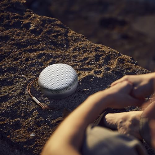 Bang & Olufsen Beosound A1 (2a Generazione)   Speaker Bluetooth Portatile Premium Impermeabile IP67, Suono a 360 Gradi, Assistente Vocale Alexa, Vivavoce, Batteria di 18 Ore   Grigio Nebbia : Elettronica