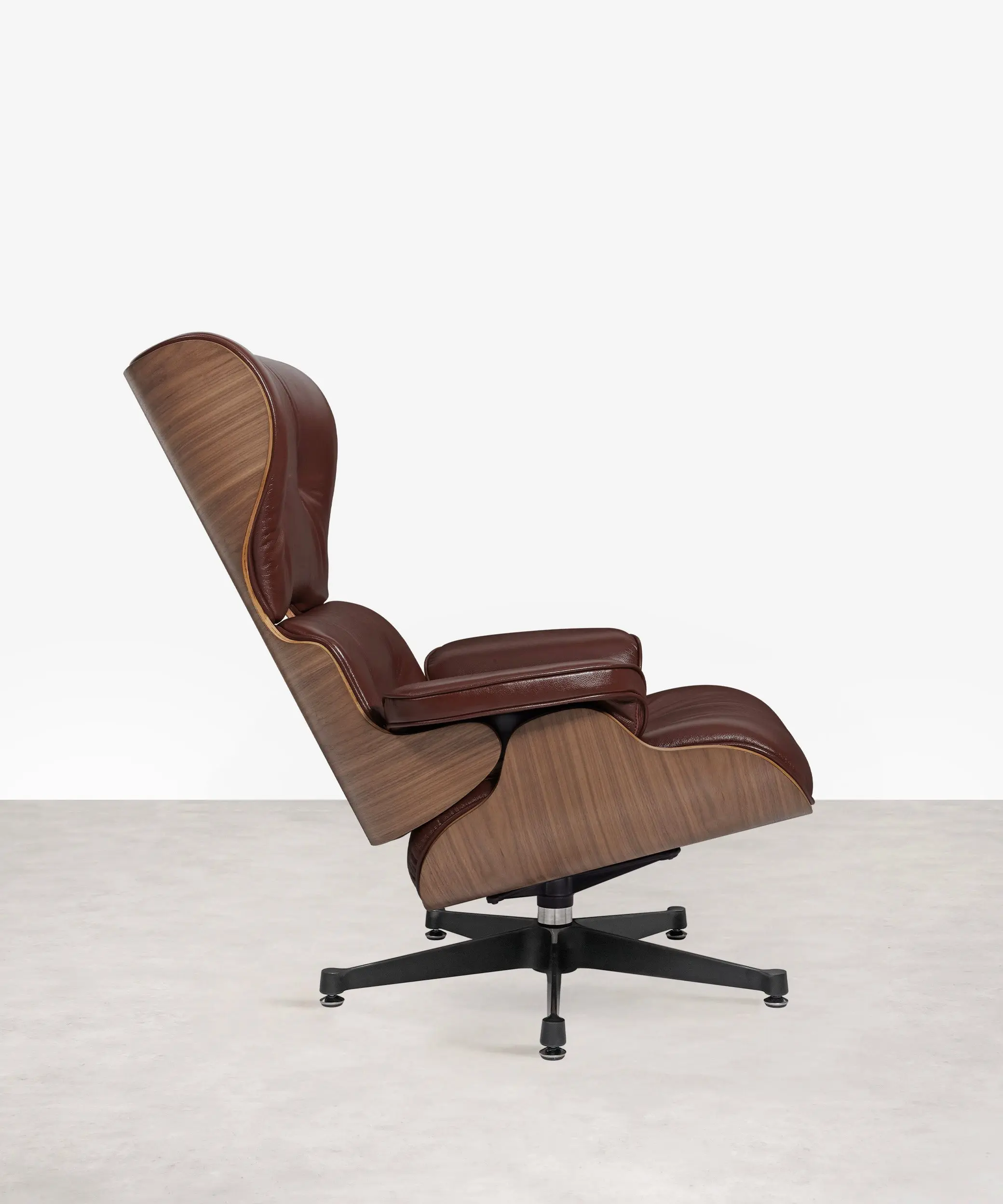 Sillón en Madera Tapizado en Piel con Reposapiés Magnum