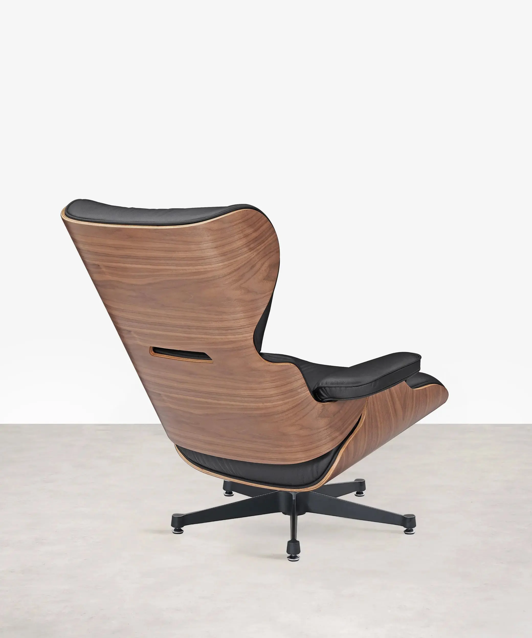 Sillón en Madera Tapizado en Piel con Reposapiés Magnum