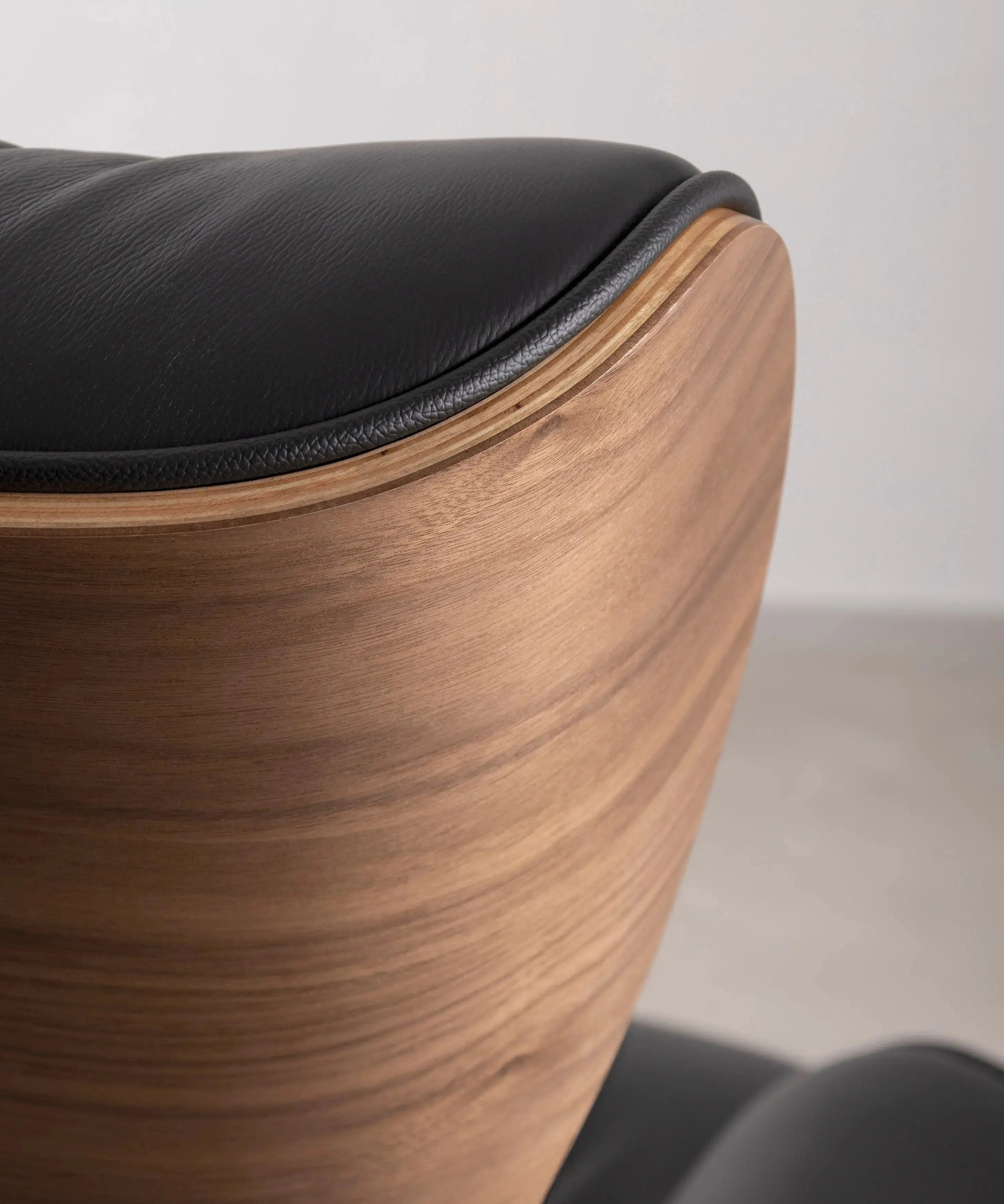 Sillón en Madera Tapizado en Piel con Reposapiés Magnum