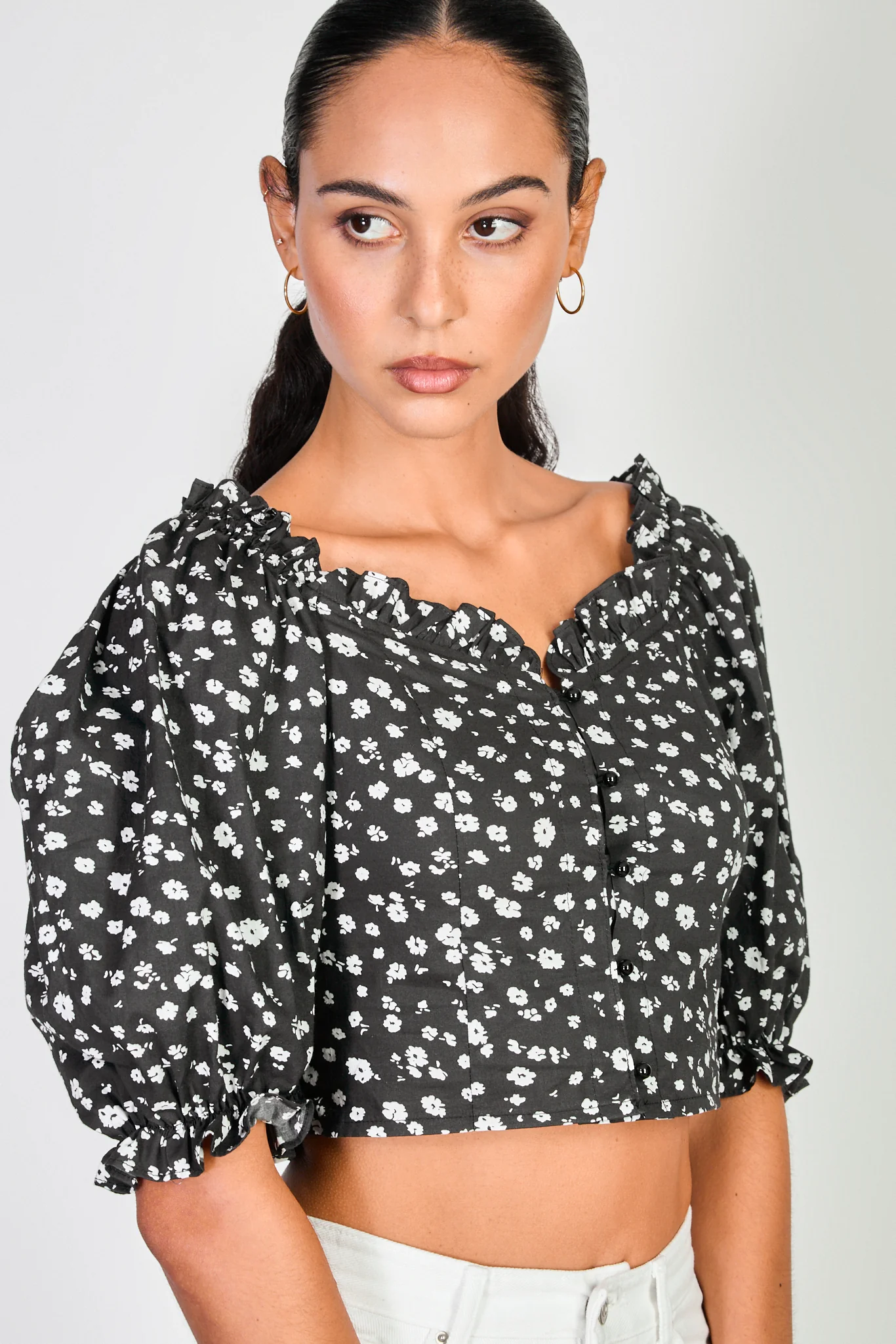 Black and white floral print puff sleeve top