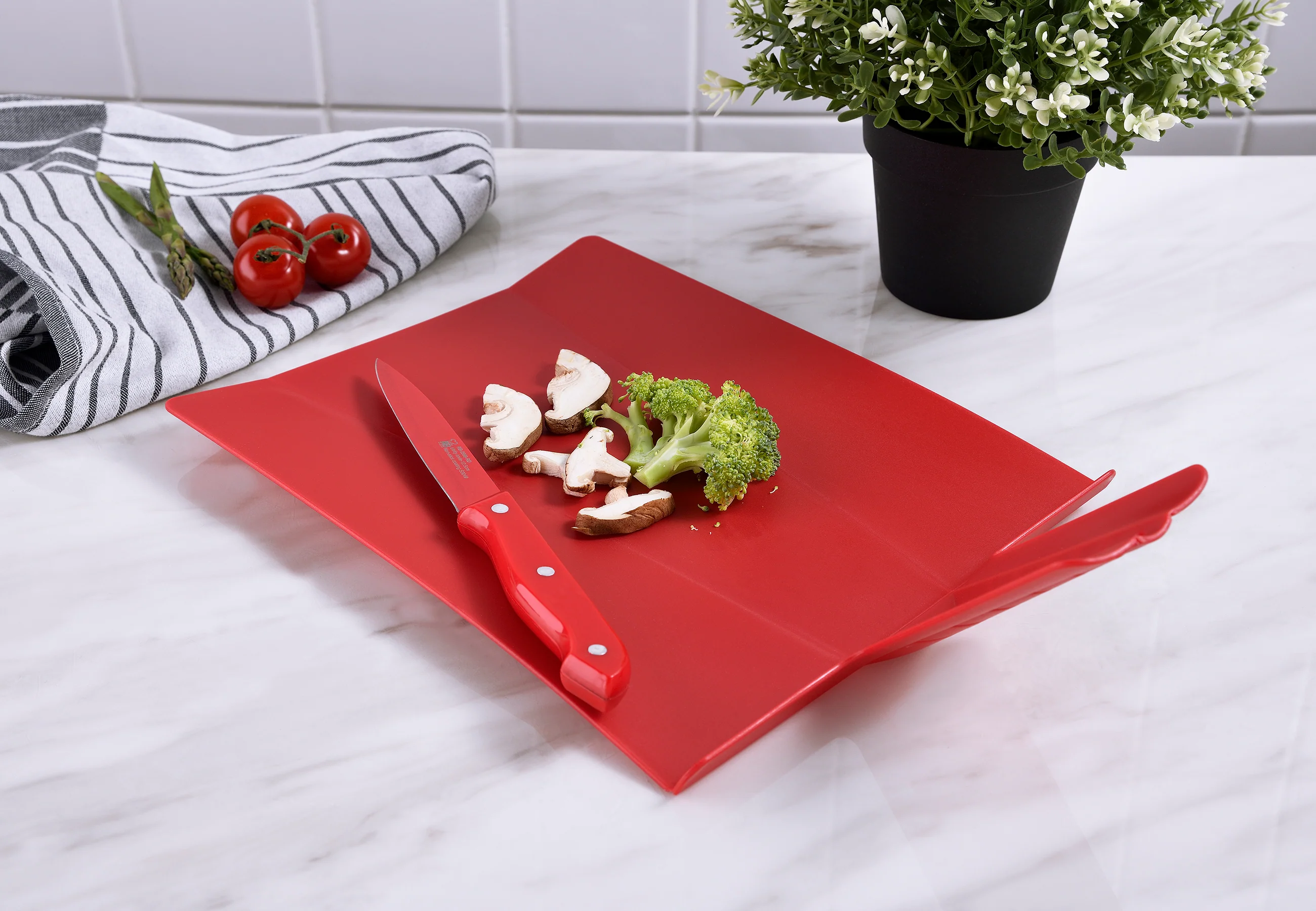 SET 6PZ 5 CUCHILLOS + TABLA CORTE ROJO MILKY