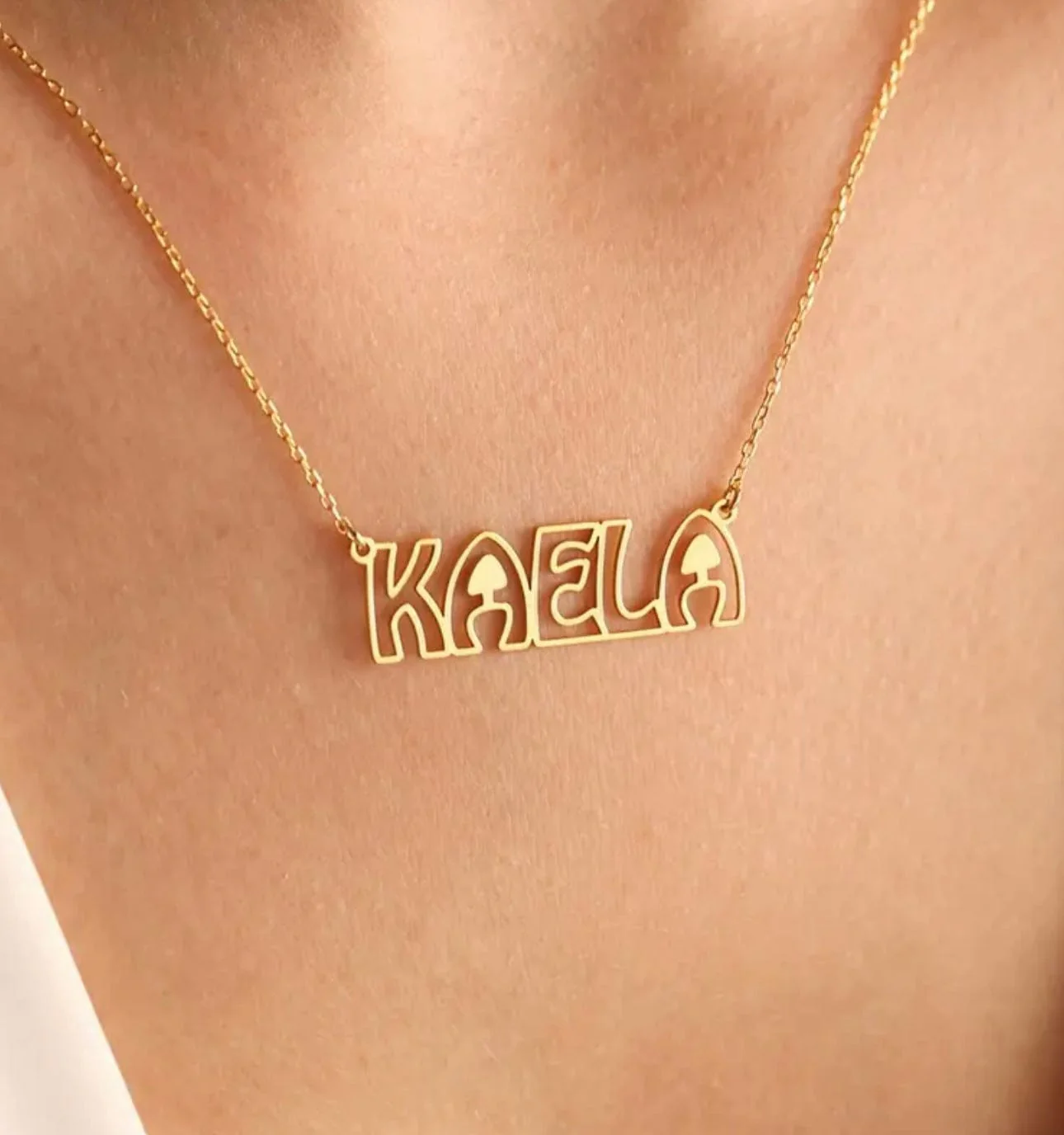 Collier prénom doré au design artistique �?silhouette moderne