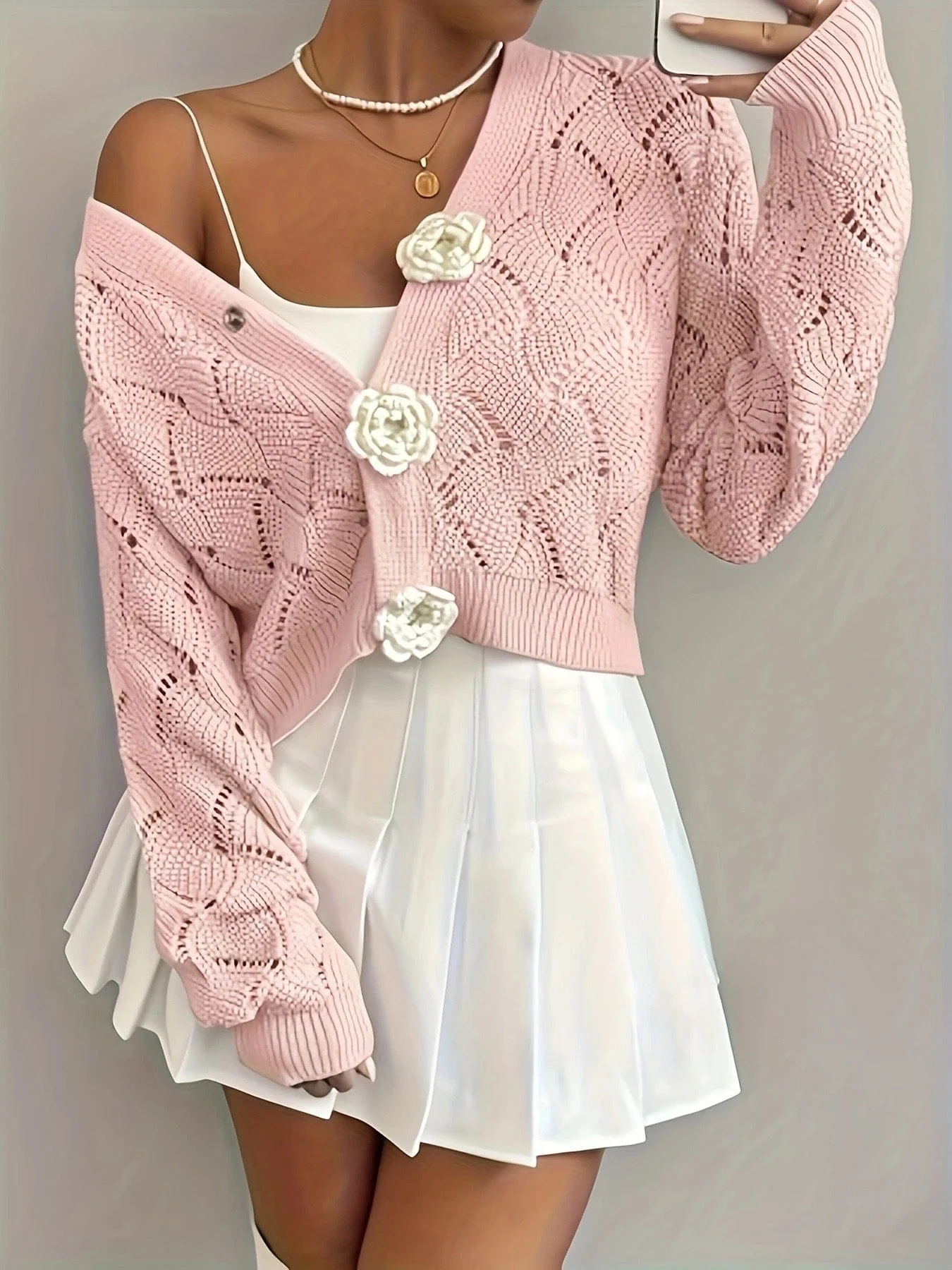 Cardigan court en maille �� boutons fleurs - une touche de charme romantique - MAX FOR ME