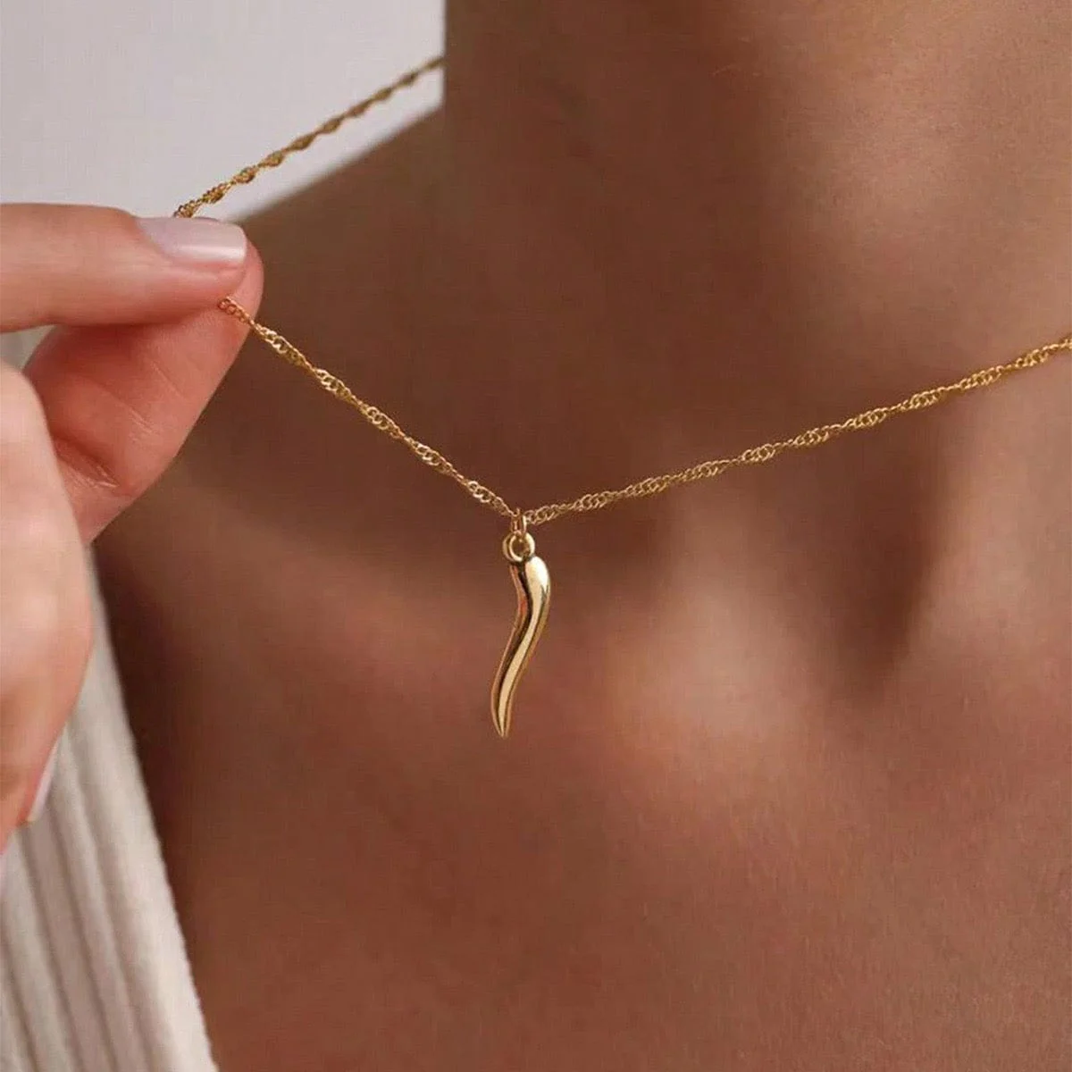 Collier pendentif piment doré ultra-tendance talisman stylisé - Collection exclusive Max for Me charme discret