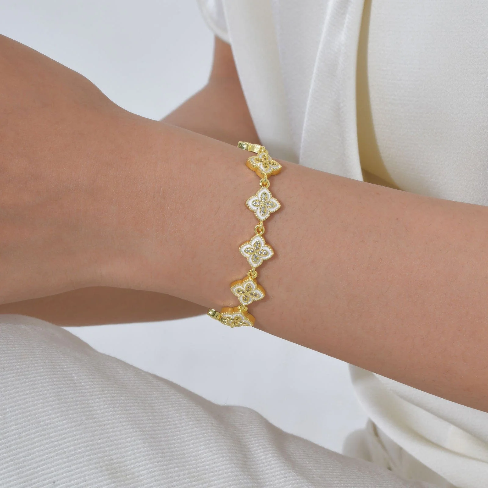 Bracelet dor�� �� fleurs ��maill��es �C bijou raffin�� �� maillons ajustables