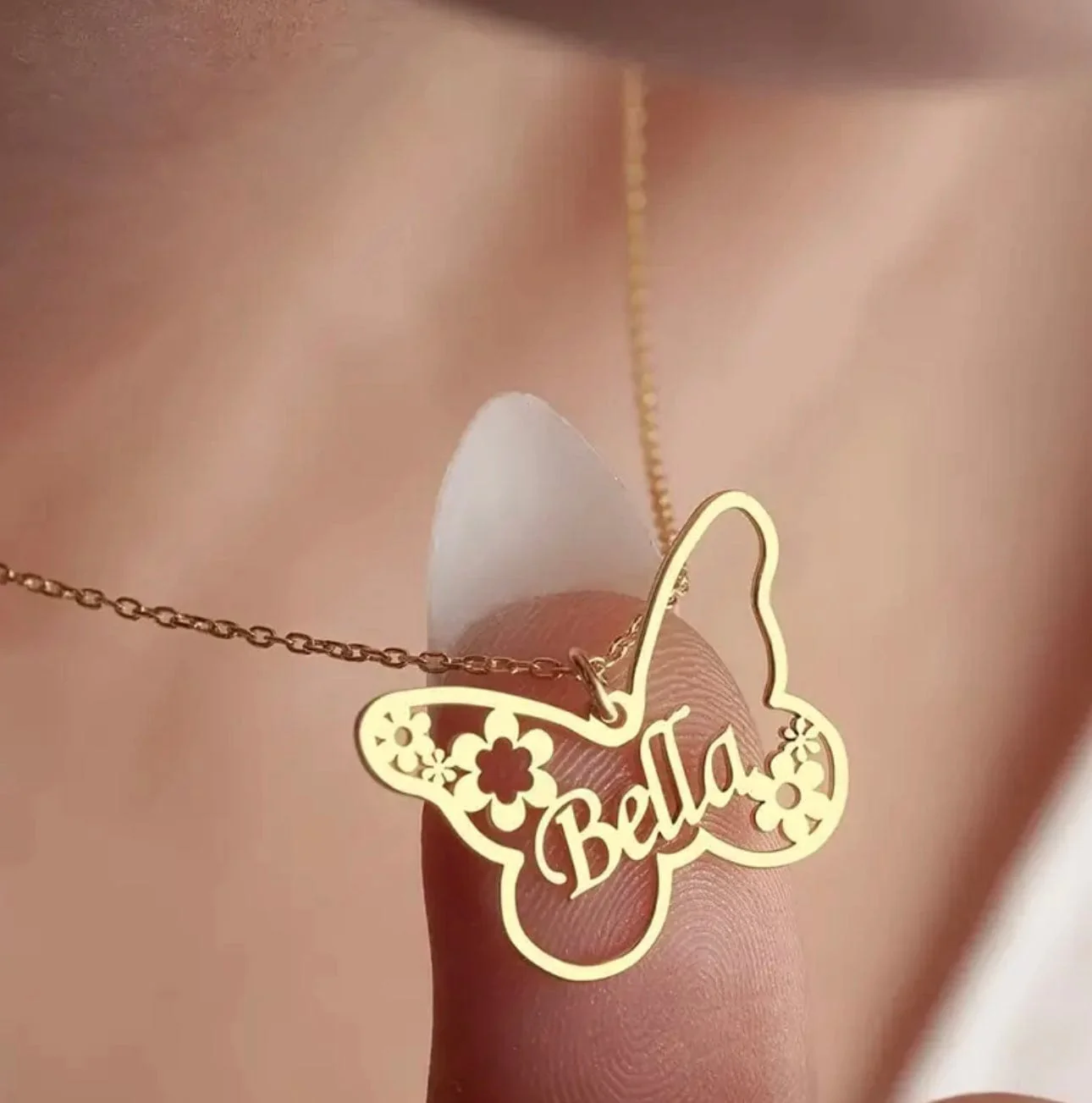 Collier Papillon Personnalisé avec Prénom �?Élégance délicate à offrir