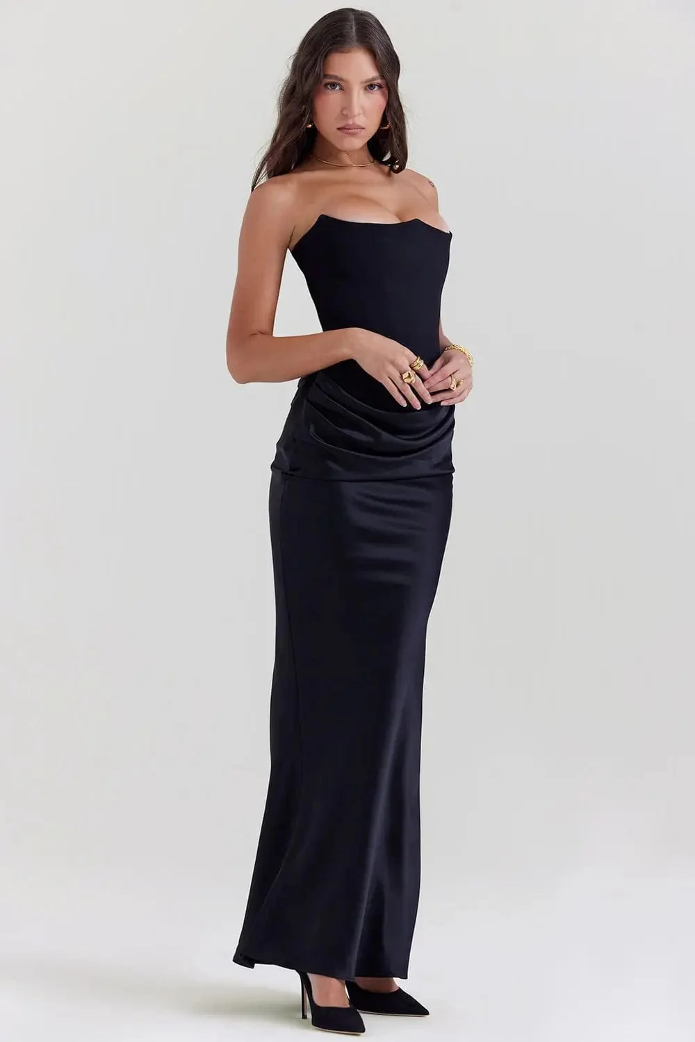 Robe longue Alessia avec corsage structur�� et jupe drap��e