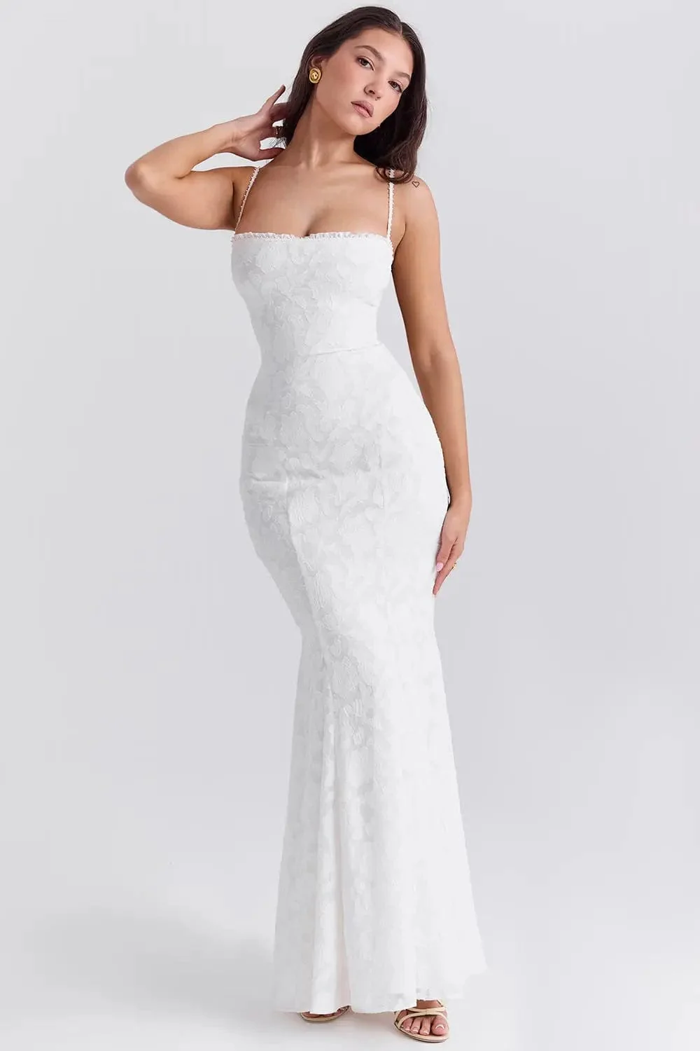 Robe longue Adriana en dentelle semi-transparente avec dos ouvert