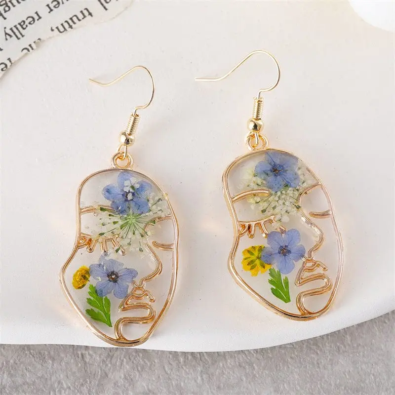 Boucles d’Oreilles Visage Abstrait et Fleurs Pressées �?Élégance Florale et Art Minimaliste