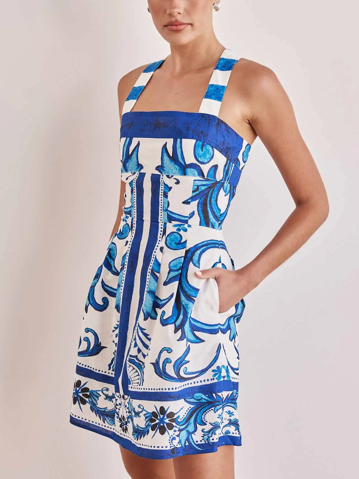 Robe mini en camisole �� imprim�� floral peint exquis