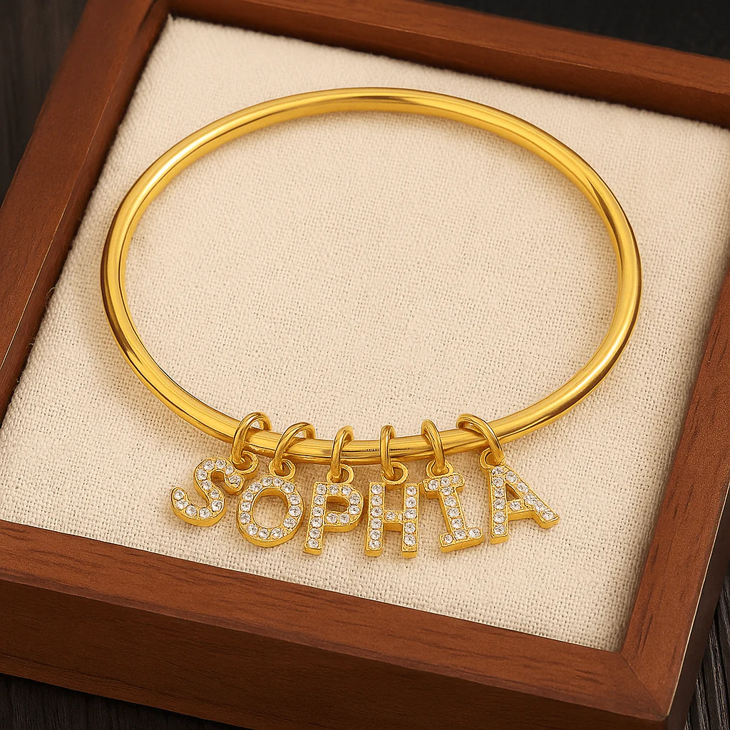 Bracelet prénom doré et argenté à pampilles �?Bijou raffiné en lettres pavées