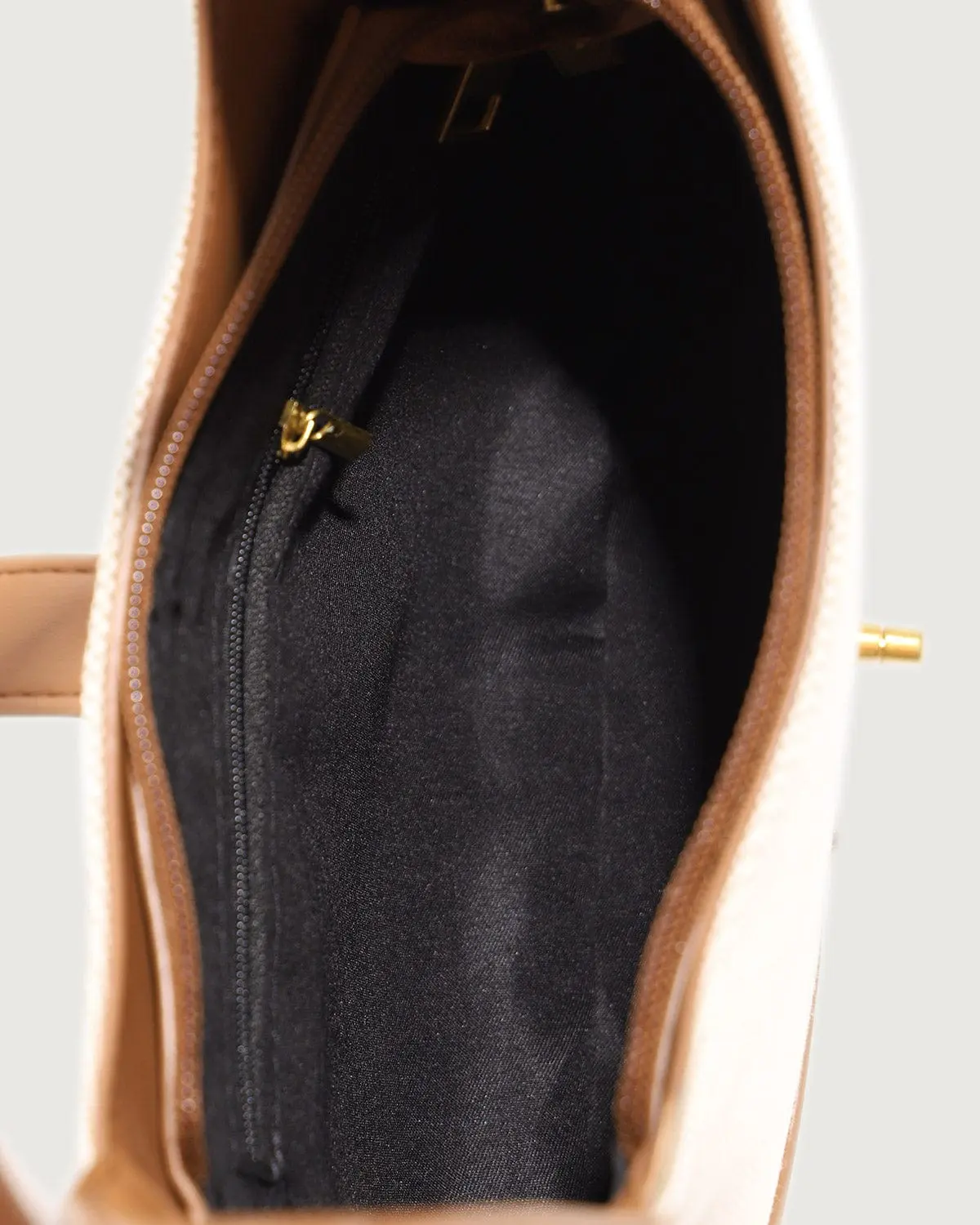 Sac ��paule Hobo Bicolore avec Fermoir Twist �C Chic Intemporel