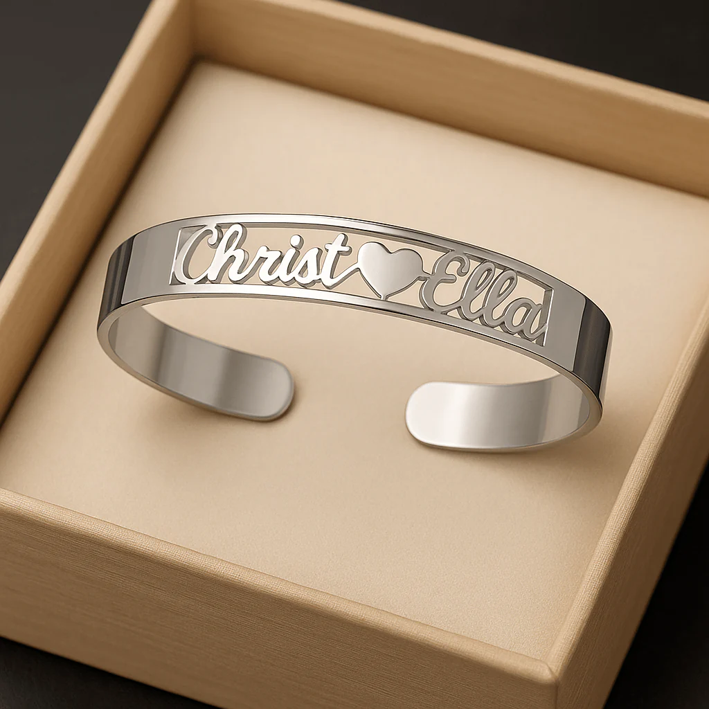 Bracelet manchette personnalis�� avec deux pr��noms et c?ur d��coup�� �C Acier inoxydable