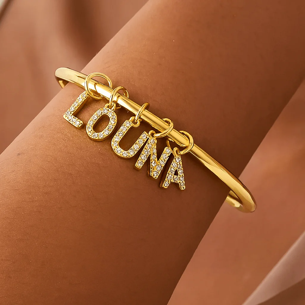 Bracelet prénom doré et argenté à pampilles �?Bijou raffiné en lettres pavées
