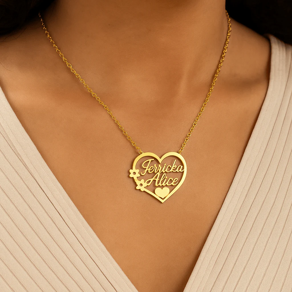 Collier personnalisé cœur fleuri �?Doré ou Argenté - Deux prénoms gravés avec élégance