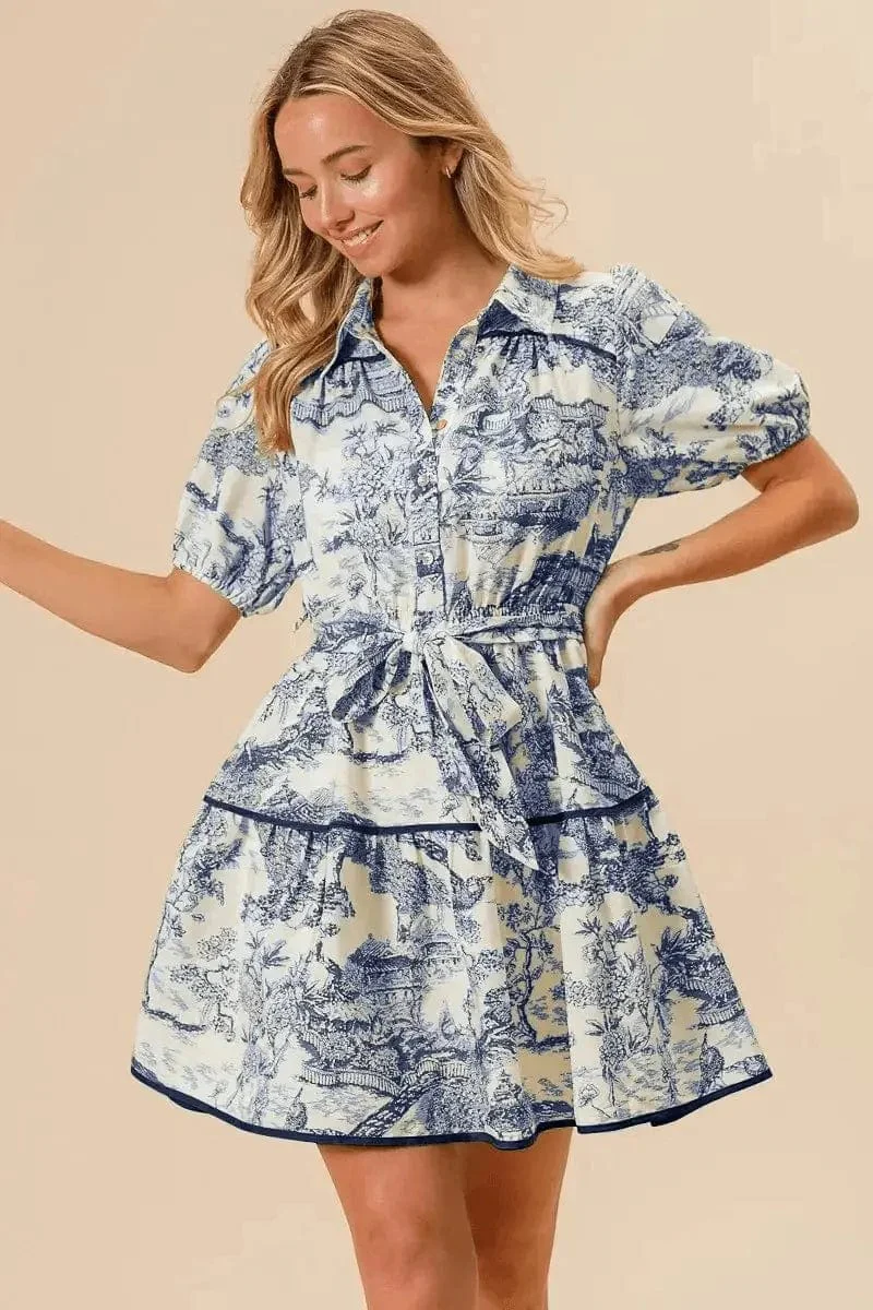 Robe courte imprim��e style toile de Jouy �C Col chemise et ceinture �� nouer