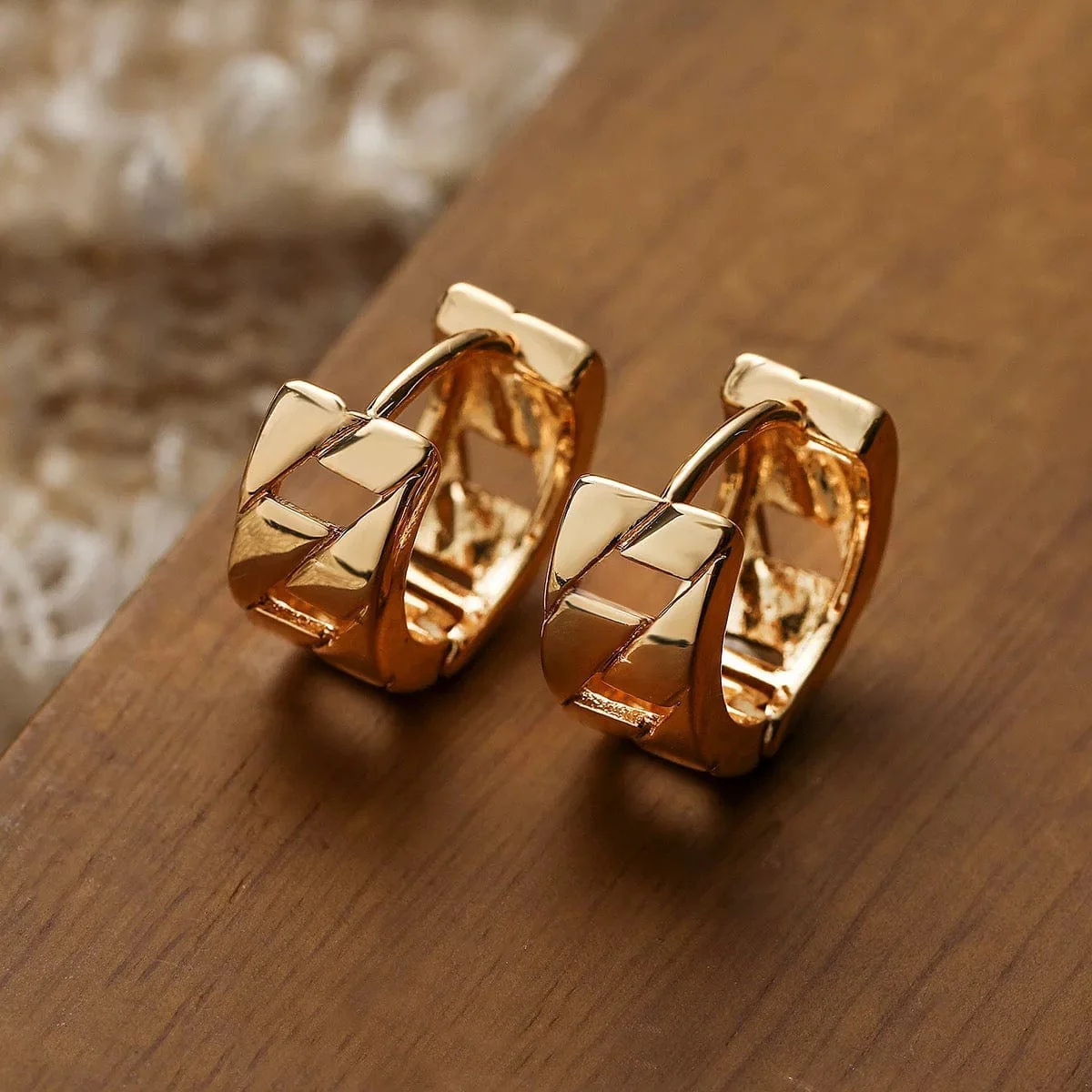 Cr��oles huggie entrelac��es et zircon - ��clat et sophistication - MAX FOR ME