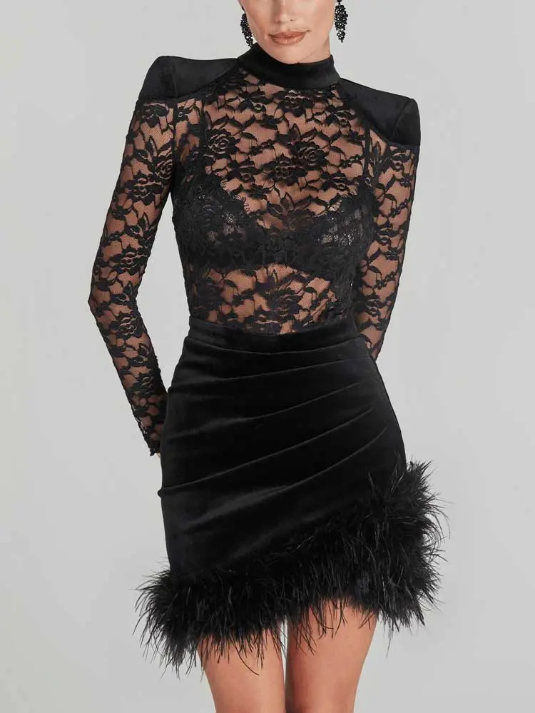 Robe Courte Noire en Dentelle et Velours �C Manches Longues et Finition Plumes
