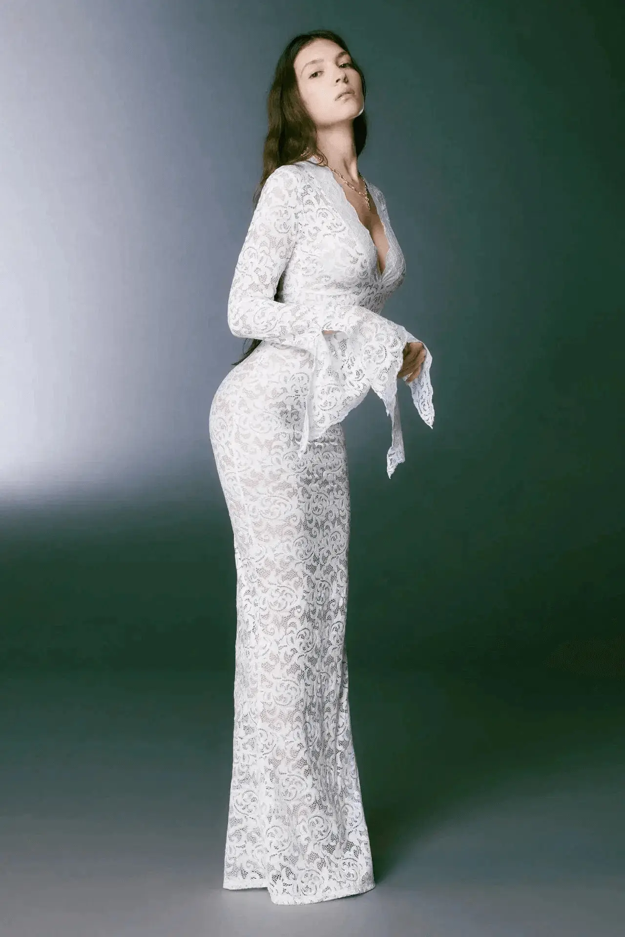 Robe longue tarnsparente M��lodie en dentelle avec manches longues