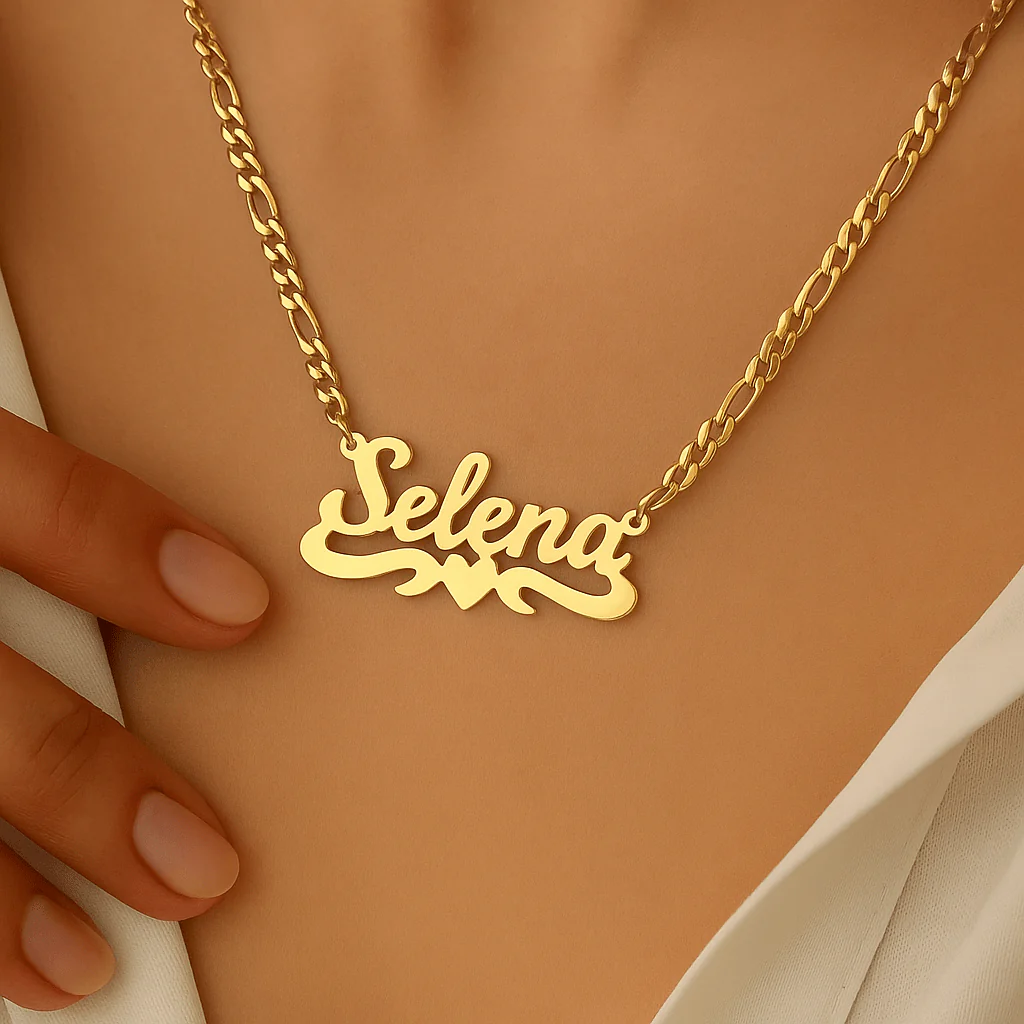 Collier prénom finement découpé �?Style épuré et personnel  doré ou argenté