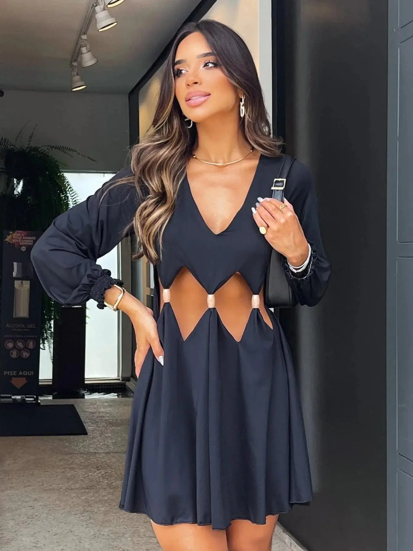 Robe Mini Glamour �� D��coupes et Manches Bouffantes