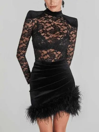 Robe Courte Noire en Dentelle et Velours �C Manches Longues et Finition Plumes