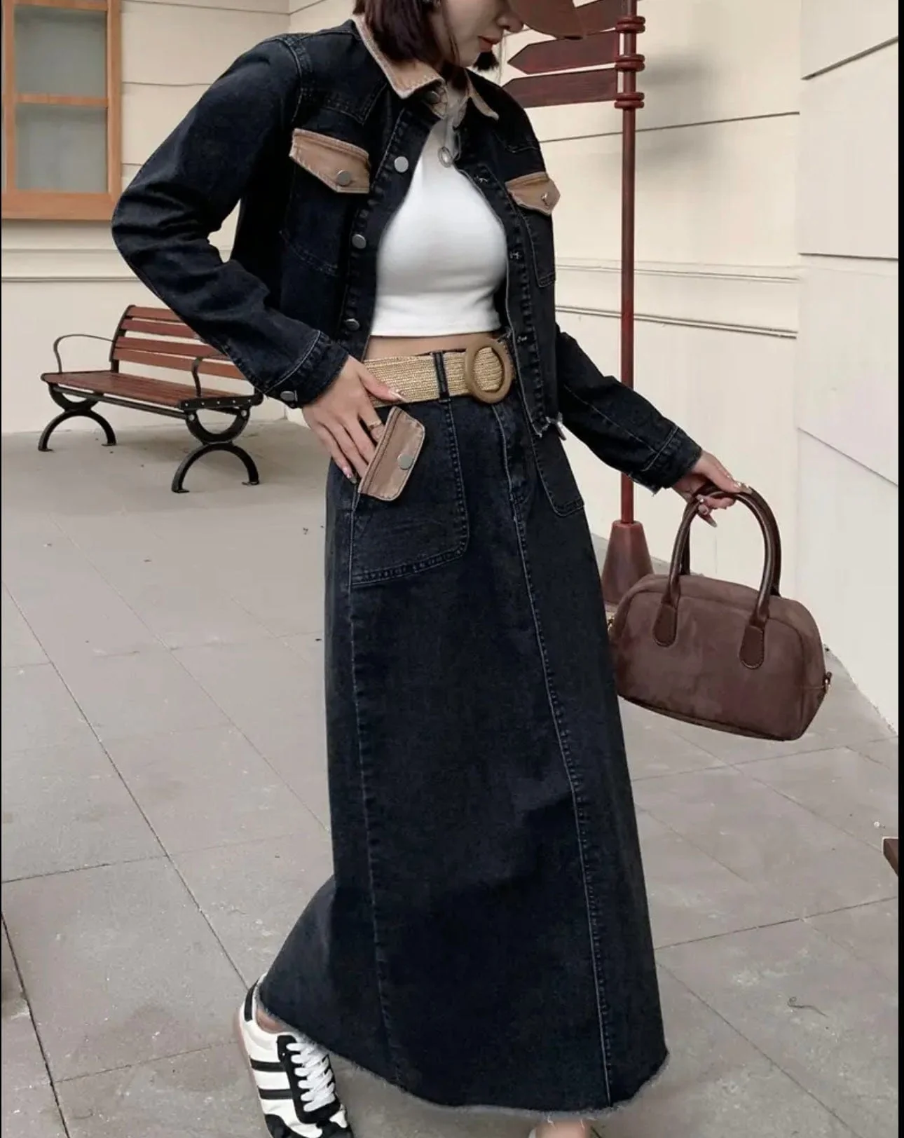 Ensemble veste et jupe en jean avec d��tails contrast��s pour un style urbain moderne