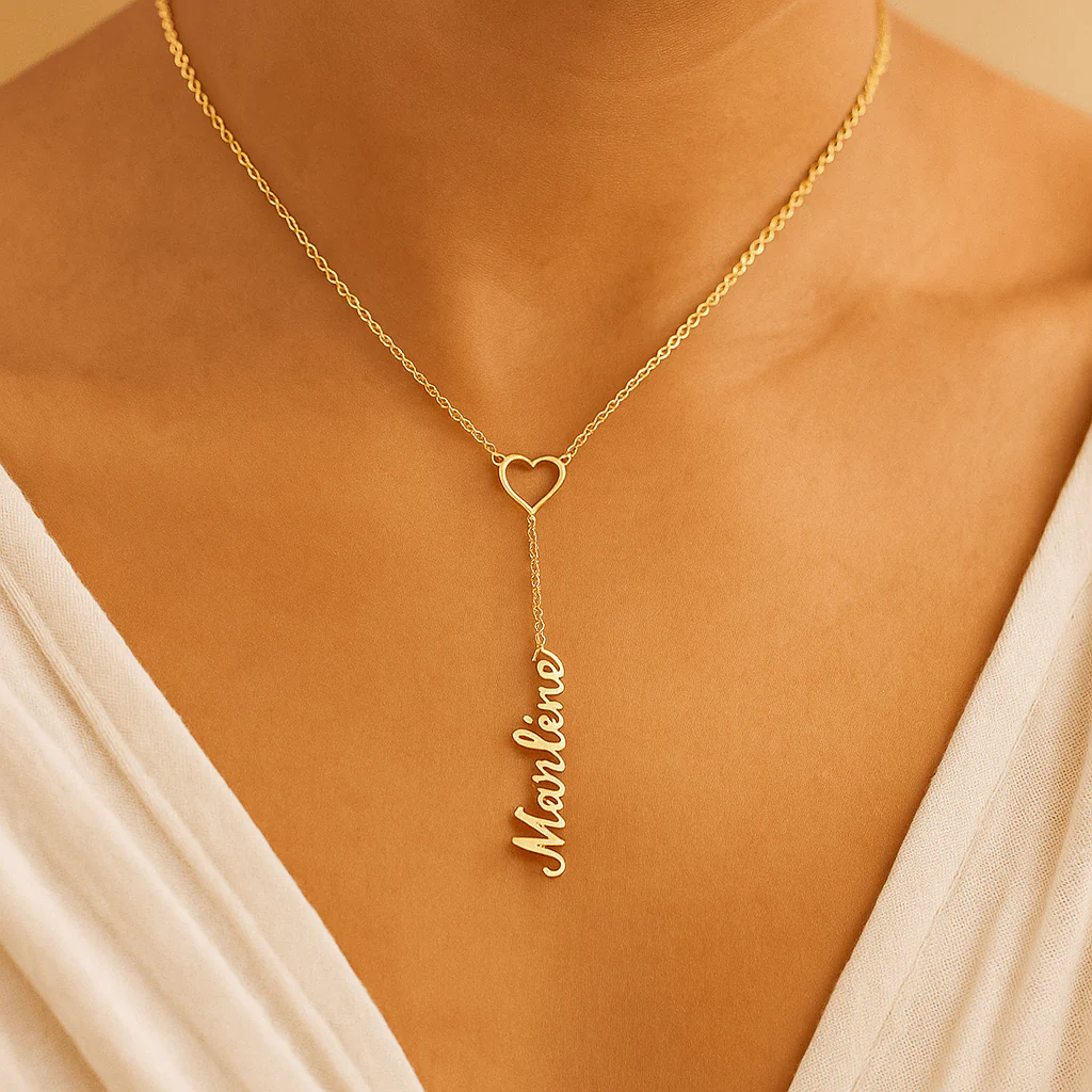 Collier personnalisé avec un petit cœur et un prénom au choix