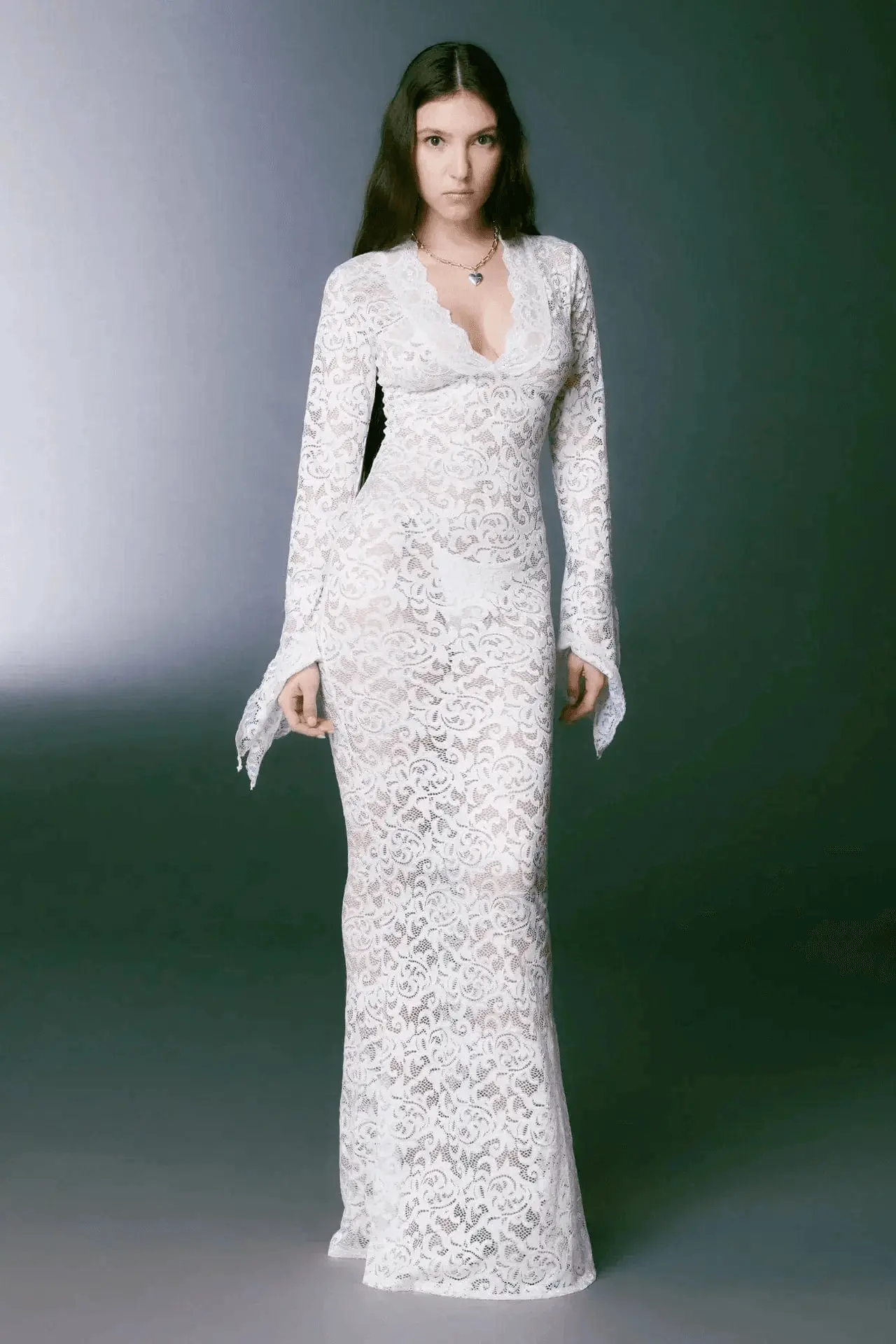 Robe longue tarnsparente M��lodie en dentelle avec manches longues